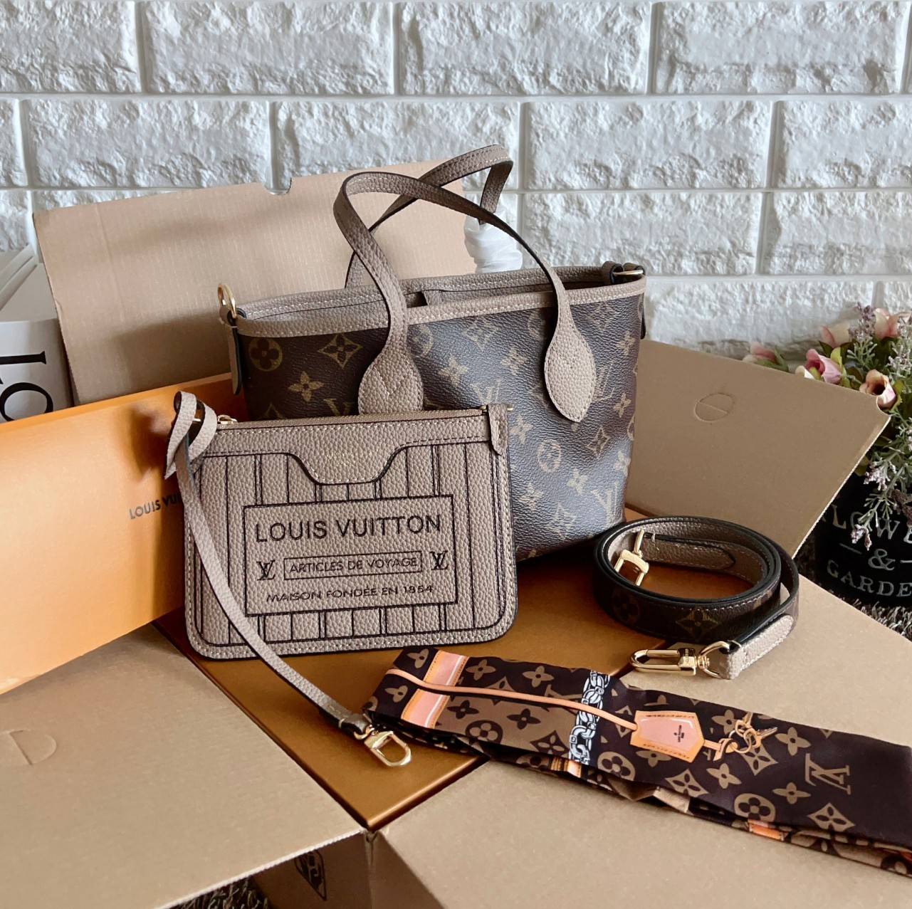 LV Neverfull Bandoulière Inside Out BB กระเป๋าทรงโท้ทไซส์เล็กใช้งานได้สองด้าน มีตะขอเกี่ยวสามารถปรับรูปทรงกระเป๋าได้หนังแท้นิ่มสวย ลายโมโนแกรมและหนังลายเกรน มาพร้อมใบลูกเข้าเซ็ทใส่สายสะพายยาวได้