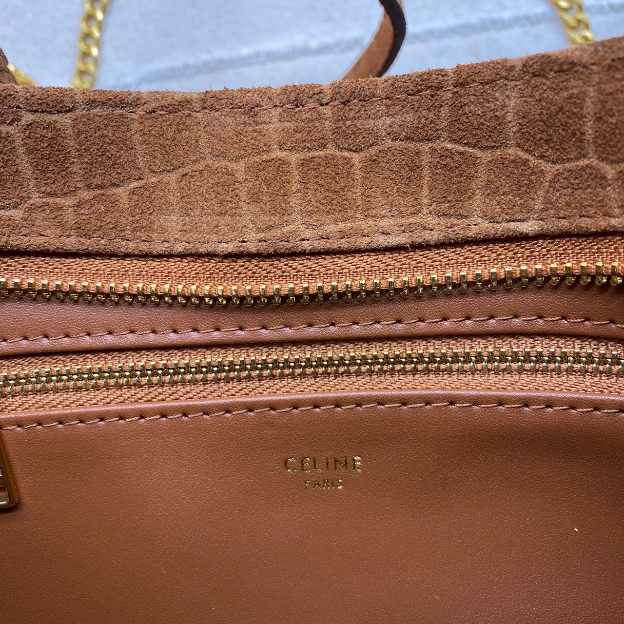 CELINE MEDIUM WILTERN BAG IN CROCODILE EMBOSSED SUEDE CALFSKIN / Celine hobo / Celine Bag พร้อมส่ง กระเป๋าถือ/สะพายโซ่อะไหล่ทองหรูหรา ทรงโฮโบ สวยผู้ดี ใช้งานง่าย โดดเด่นด้วยโลโก้สีทอง