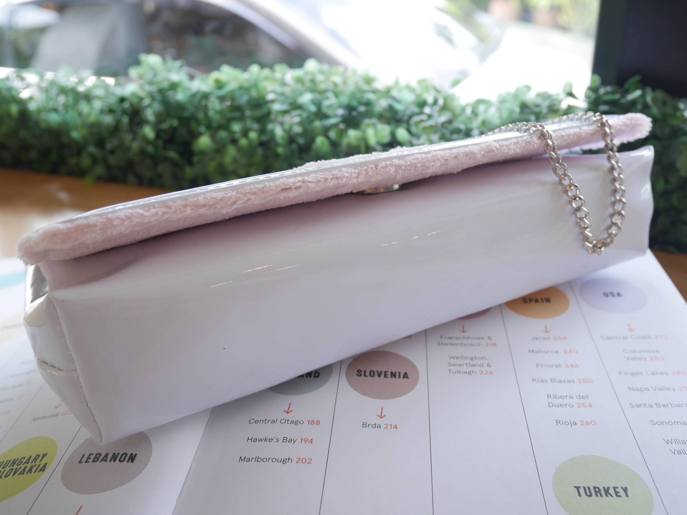 Best sellerแห่งปี! ต้องกดเลิฟให้ใบนี้เลย กระเป๋าclutch & shoulder bag งานพรีเมี่ยมกิ้ฟ จากเคาเตอร์ต่างประเทศ จากแบรนด์ Chanel เป็นกระเป๋าหนังแก้วเงา สวยหรู ตามแบบฉบับของแบรนด์เลย ตัวกระเป๋าขนาดกำลังดี ใส่มือถือได้ทุกรุ่น สามารถเก็บสายถือเป็นคลัชออกงานได้ค