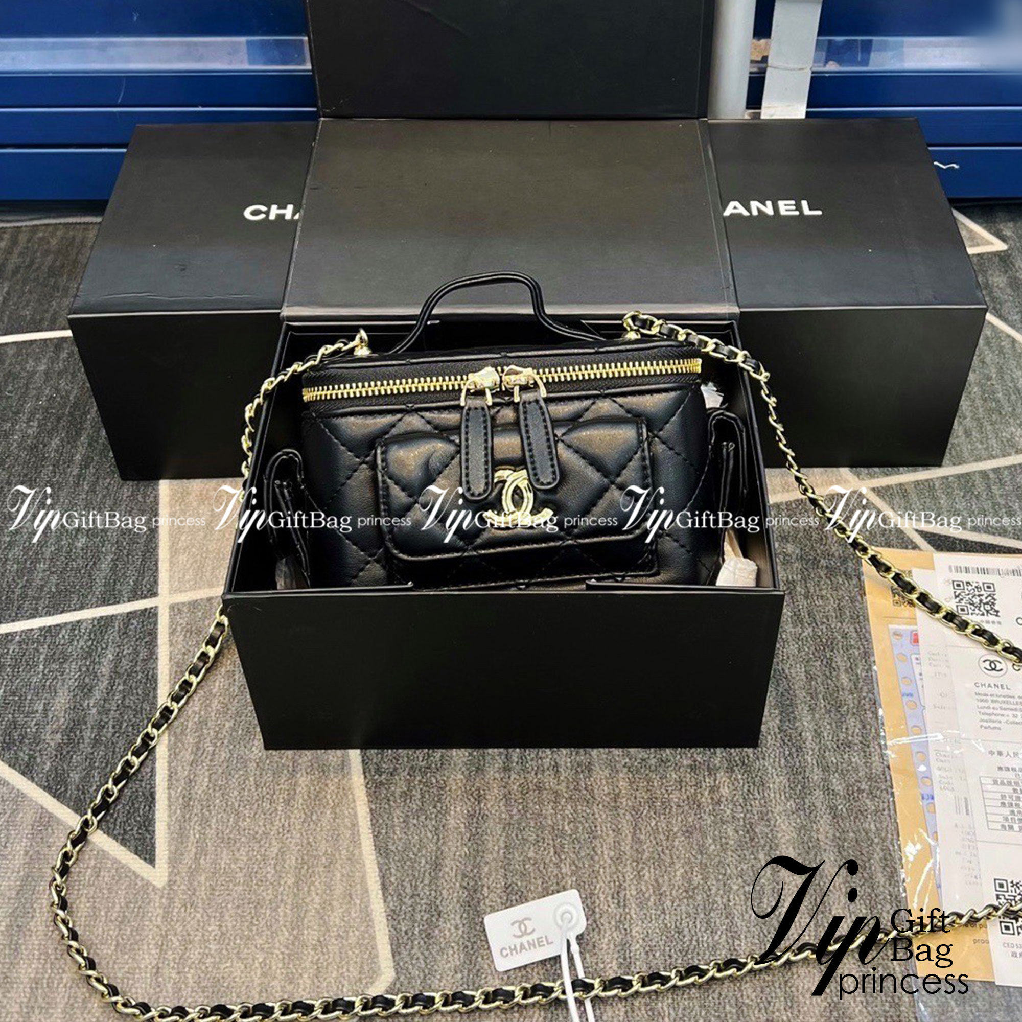 CHANEL vanity with chain top handle Lambskin & Gold-Tone Metal กระเป๋าทรงกล่องน่ารัก คิ้วๆ vanity งานจริงสวยมากๆ มาพร้อมอุปกรณ์ครบชุด พร้อมส่งที่ไทย ภาพถ่ายจากงานขายจริง ใช้งานต่างประเทศได้