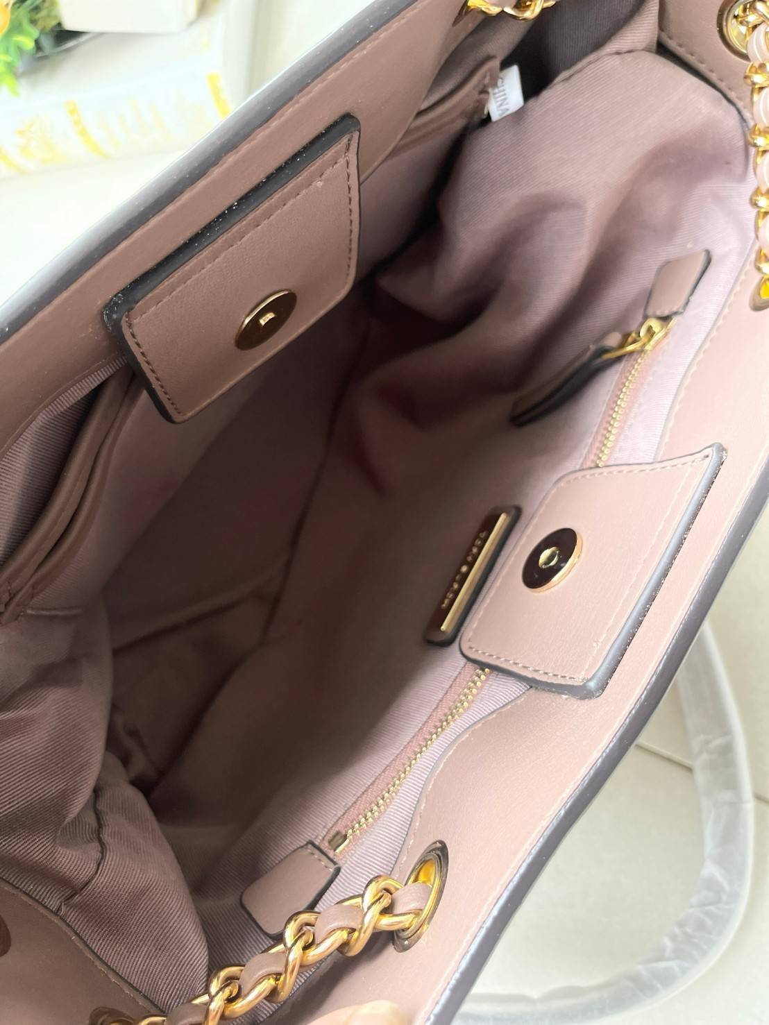 Tory Burch Fleming Soft Small Tote Bag เป็นกระเป๋าสะพายไหล่น่ารัก ๆ สักใบที่มีดีไซน์โดดเด่น สะดุดตา ใน Collection เรียกได้ว่าขายดีอันดับต้น ๆ ของแบรนด์ ใช้ได้ในลุคช์ทางการและกึ่งทางการ ดีเทลการตัดเย็บพิมพ์ลายนูนคู่กับแพทเทิร์นสี่เหลี่ยมทรงเพชร ที่ช่วยเพิ่