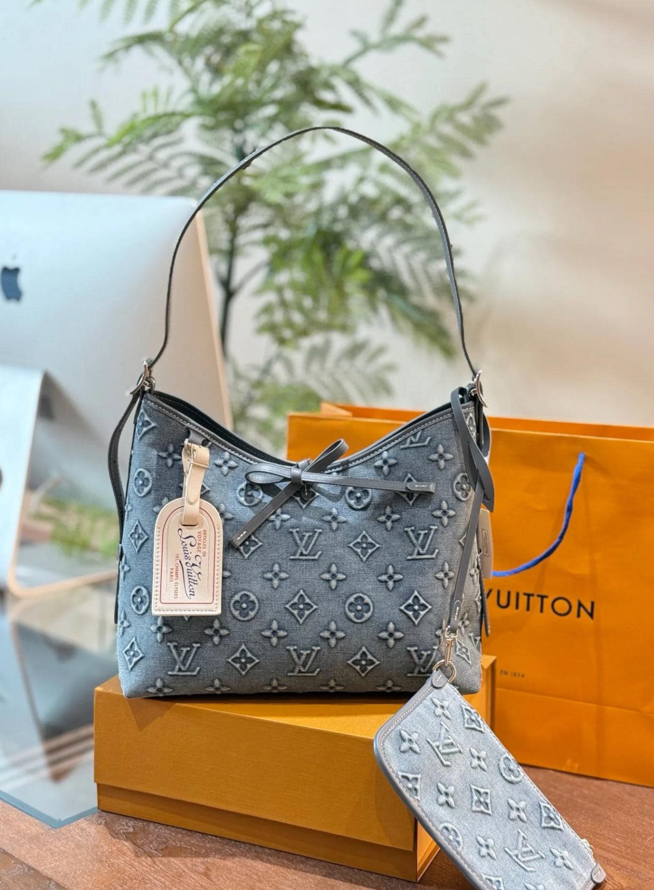 LV Carryall Denim Vintage Tote Bag กระเป๋าทรงโท้ทเดนิมสไตล์วินเทจ รุ่นใหม่ปั้มนูนลายโมโนแกรมบนเดนิมสุดไอคอนิก ที่ใครเห็นต้องเป็นคลั่งรัก ผู้ดี หรูหราได้ทุกลุค ทุกสไตล์