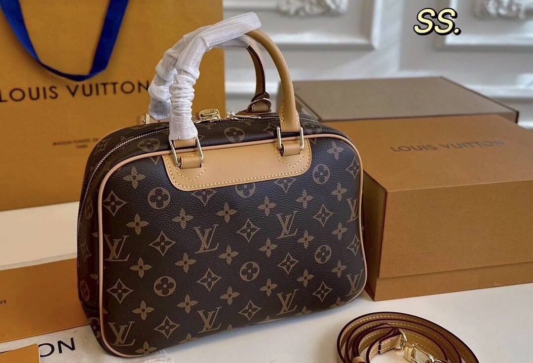 LV Monogram Trouville Handbag กระเป๋าสะพายดีไซน์คลาสสิควินเทจ รูปทรงใช้งานง่ายสะดวกคล่องตัว เรียบง่าย หรู ดูผู้ดี ปากกระเป๋ามีซิปเปิดปิด ภายในโล่งกว้าง พร้อมเสิร์ฟให้ในราคาน่ารักๆ ของมันต้องมีแบบนี้ ก็ต้องตำได้แล้วน้าอย่าช้า อย่าพลาด!!