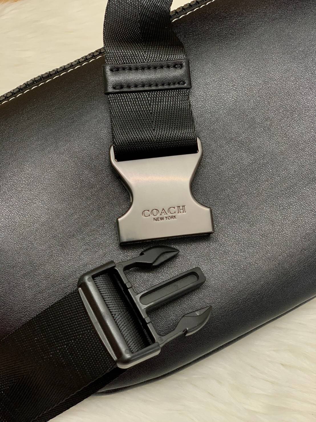 OUTTLET 】COACH Rivington Belt Bag In Signature Canvas With Rexy By Guang Yu (75761) กระเป๋าคาดอก หนังแท้เรียบ นิ่มสวย ด้านหน้าเด่นด้วยลายปริ้นท์เก๋เท่ มากๆค่ะ มีช่องซิปหลักให้2ช่องใส่ของได้จุเลยนะคะ สายคาดเลื่อนปรับแบบฟรีไซด์ค่ะ 📌ใบจริงสวย สะพายวั