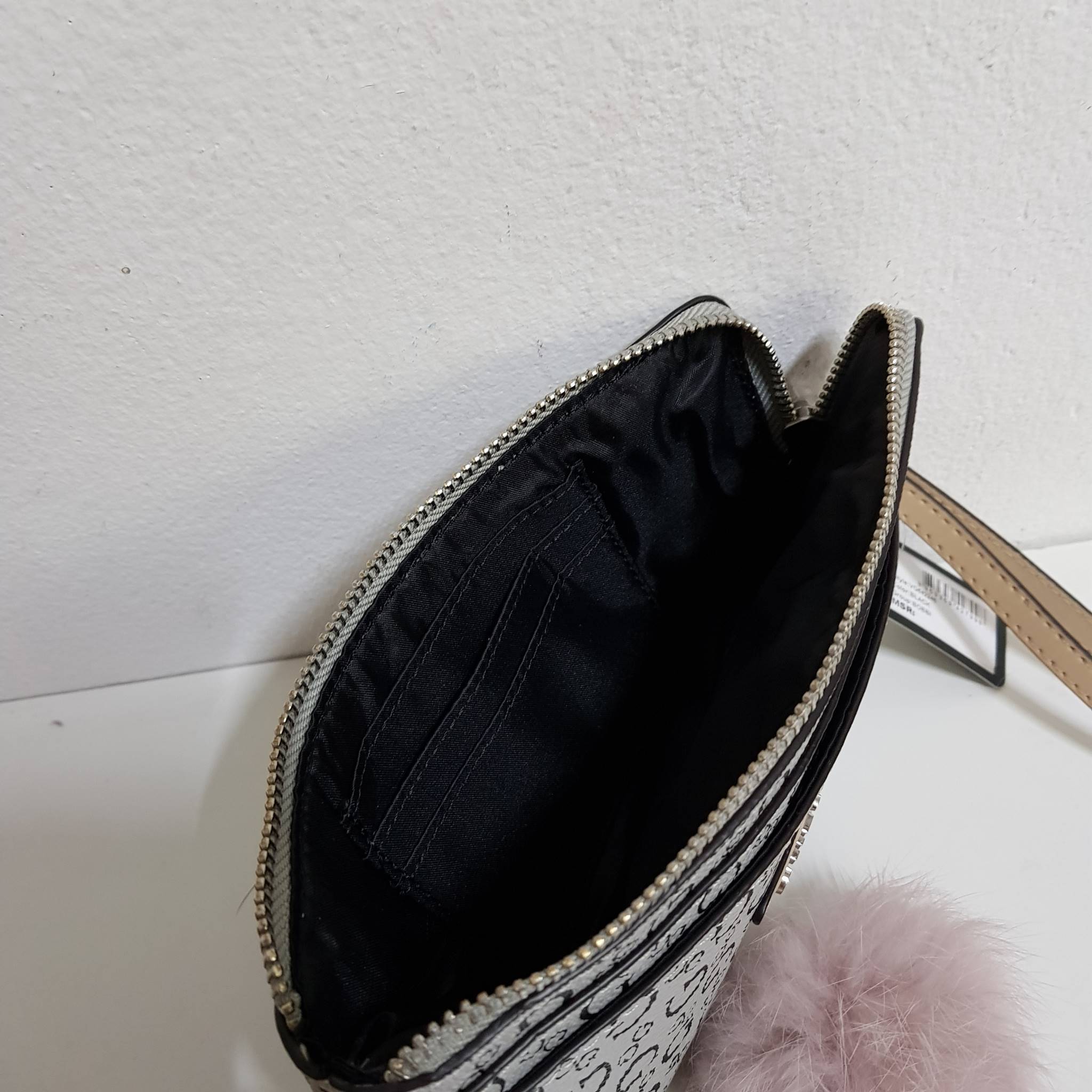 New arrival!! GUESS LEARHER CLUTCH BAG กระเป๋าคล้องมือสีสวย ด้านหน้ามีโลโก้แบรนด์สีเงินสวย ช่องด้านหน้าสามารถใส่มือถือ iphone7+ ได้สบายเลยค่ะ เปิดปิดด้วยซิปพร้อมสายคล้องมือ ด้านในมีช่องใส่บัตรได้ 3 ช่องและสามารถใส่ธนบัตรตามยาวได้ คือรุ่นนี้เรียกว่าสวยคุ้ม