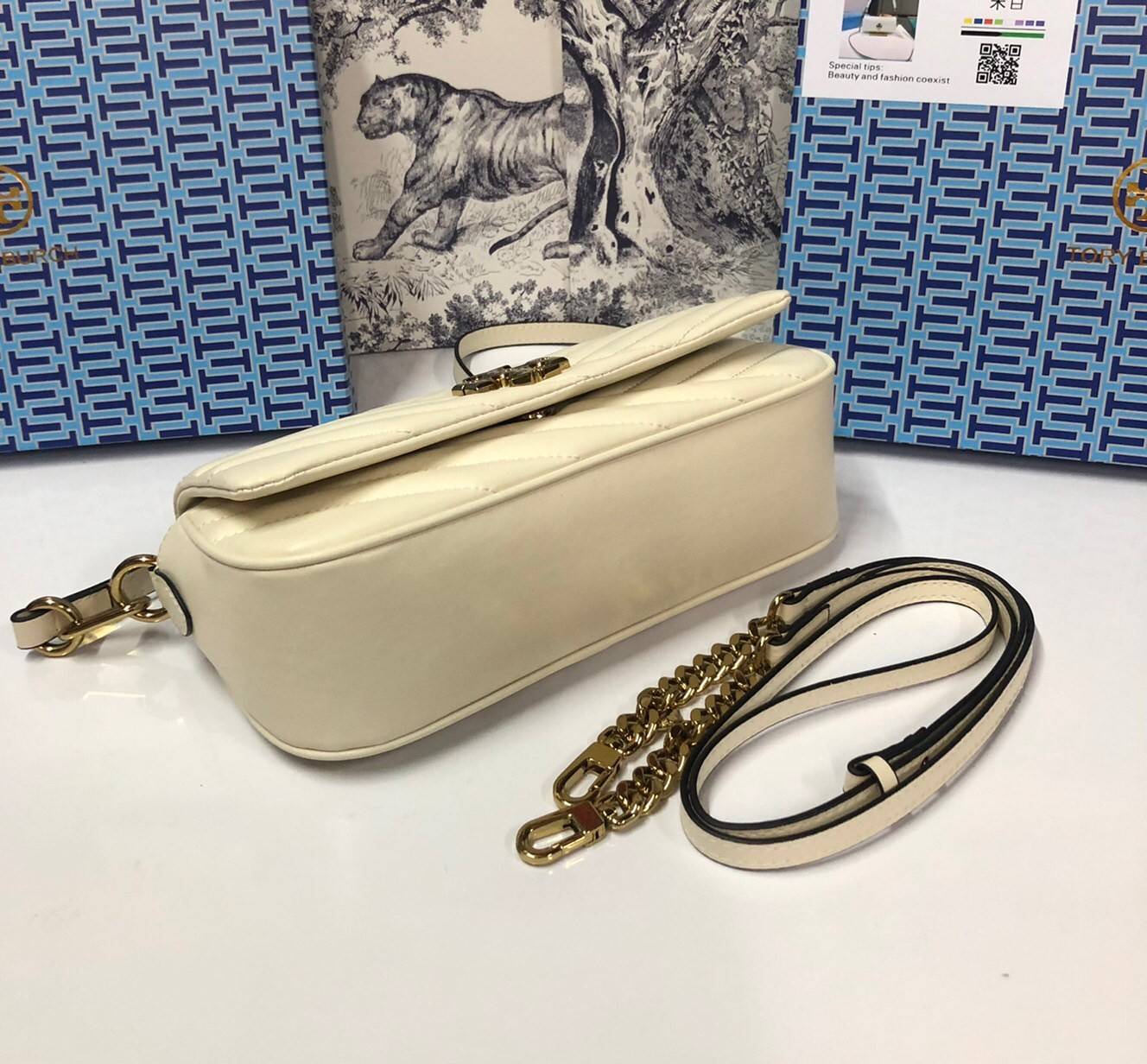 TORY BURCH KIRA CHEVRON SMALL FLAP SHOULDER BAG รุ่นใหม่ พร้อมสีใหม่ มาให้จับจองแบบไม่ต้องรอพรีฯ กระเป๋าสะพาย ขนาดกะทัดรัด ไซส์สะพายคล่องตัว หรือจะคล้องไหล่ หรูๆ ลูกคุณหนูไปอีก สีผู้ดีมากๆ ดีไซน์รูปทรงคลาสสิคเฉพาะตัว วัสดุหนังแกะ สัมผัสนิ่ม เปิด-ปิดด้วยกร