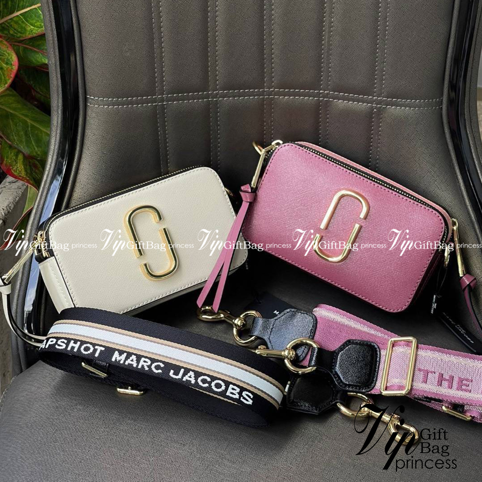 Marc Jacobs Snapshot Bag กระเป๋าแบรนด์ดังจากสัญชาติอเมริกัน นับได้ว่ารุ่นนี้เป็นรุ่นทรงฮิตเลยทีเดียว โดยด้านหน้ากระเป๋าจะเป็นโลโก้แบบโลหะที่เป็นสัญลักษณ์ของแบรนด์นี้ มาพร้อมสายสะพายที่จะสะพายยังไงก็ดูโดดเด่น เพราะขนาดใหญ่ที่สกรีนตัวอักษรโลโก้ ในรูปแบบต่าง