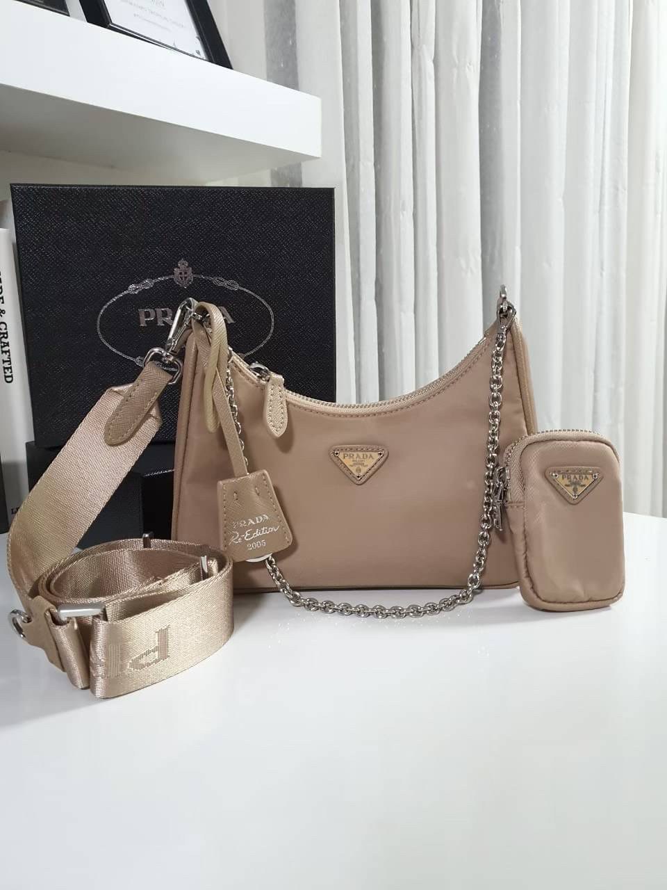 BEST SELLER!! **กำลังมาแรงมากค่ะ กับแบรนด์ PRADA ใบเดียวคุ้มมากค่ะ อุปกรณ์ ครบชุด **ซื้อ1ได้ถึง3ไอเท็ม ทั้งสายยาว และกระเป๋าใส่เหรียญ และป้ายแท็คหนัง อย่างดี **อะไหล่ปั้มแบรนด์แท้ทุกจุด วัสดุทำจากผ้า Nylon อย่างดี กันน้ำได้ อยู่ทรงสวย สามารถใส่กระเป๋าตังค