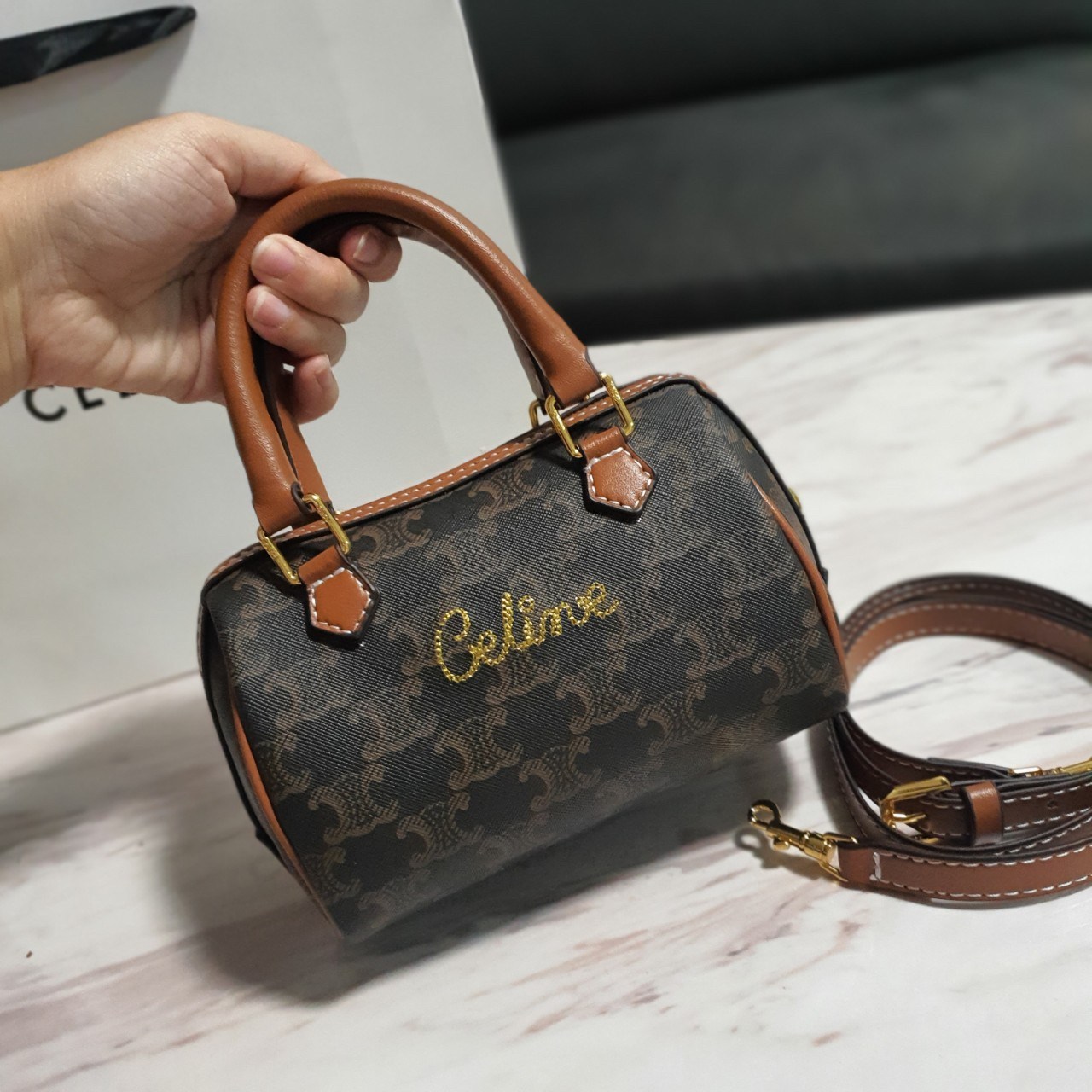 CELINE MINI CROSSBODY BAG VIP GIFT WITH PURCHASE (GWP) พรีเมี่ยมกิ๊ฟ Limited Edition จาก PERFUME DUTYFREE COUNTER กระเป๋าทรงหมอนมินิ วัสดุหนังทั้งใบ ตกแต่งด้วยโลโก้แบรนด์ปักเลื่อมทองด้านหน้า ด้านในเปิดปิดด้วยซิป มีช่องใส่ของกว้าง ใส่กระเป๋าสตางค์สั้น มือถ