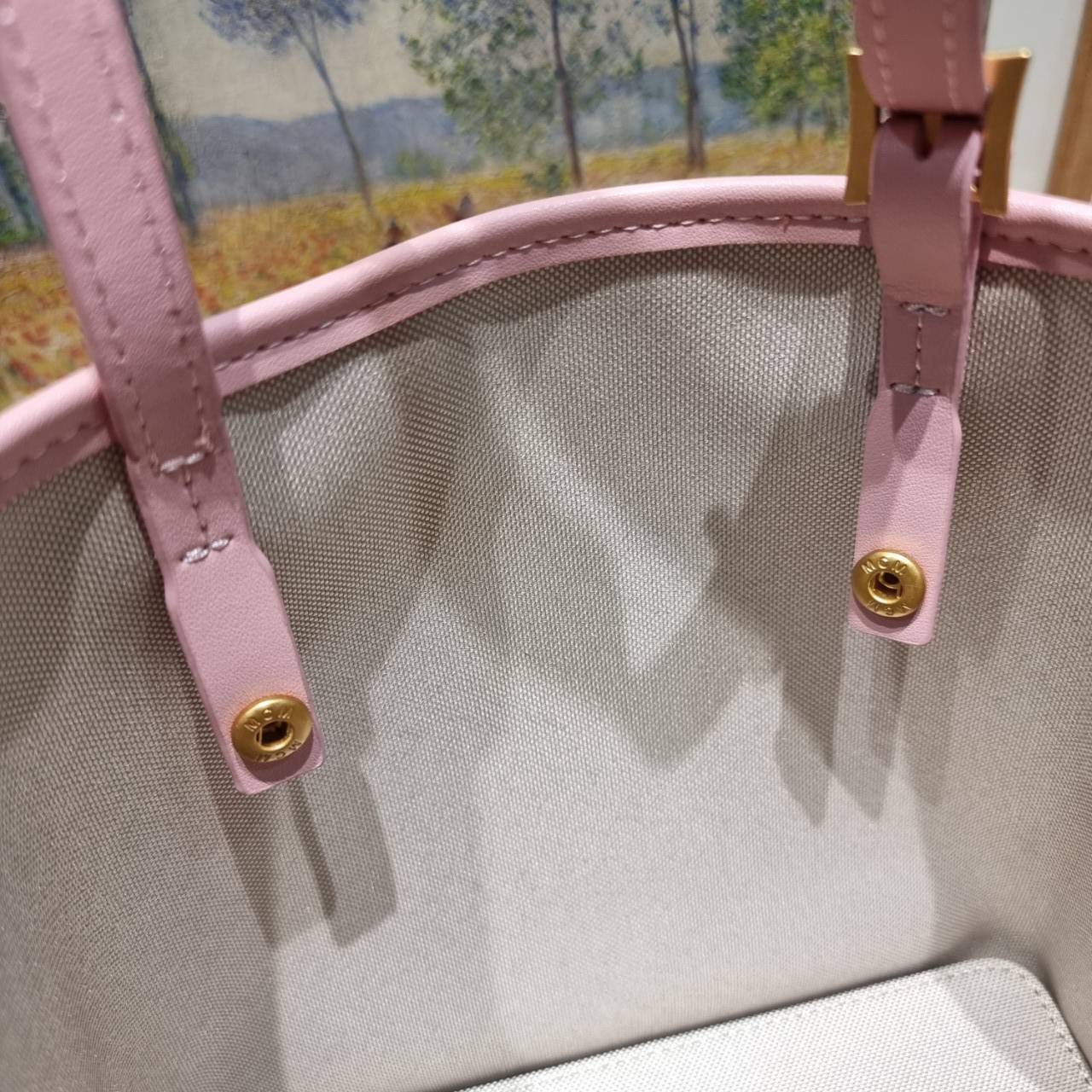 M.C.M MINI HIMMEL SHOPPER IN LAURETOS คอลเลคชั่นใหม่ พร้อมสีใหม่ ดีไซน์ละมุน น่าใช้มากๆ กระเป๋าทรงช้อปปิ้ง เรียบหรู