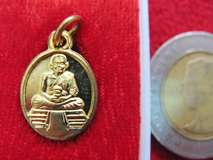 สินค้าหมดค่ะ เหรียญเม็ดกระดุมหลวงพ่อทวด วัดห้วยมงคล เนื้อกะไหล่ทอง ปี2552 พร้อมกล่องเดิมค่ะ