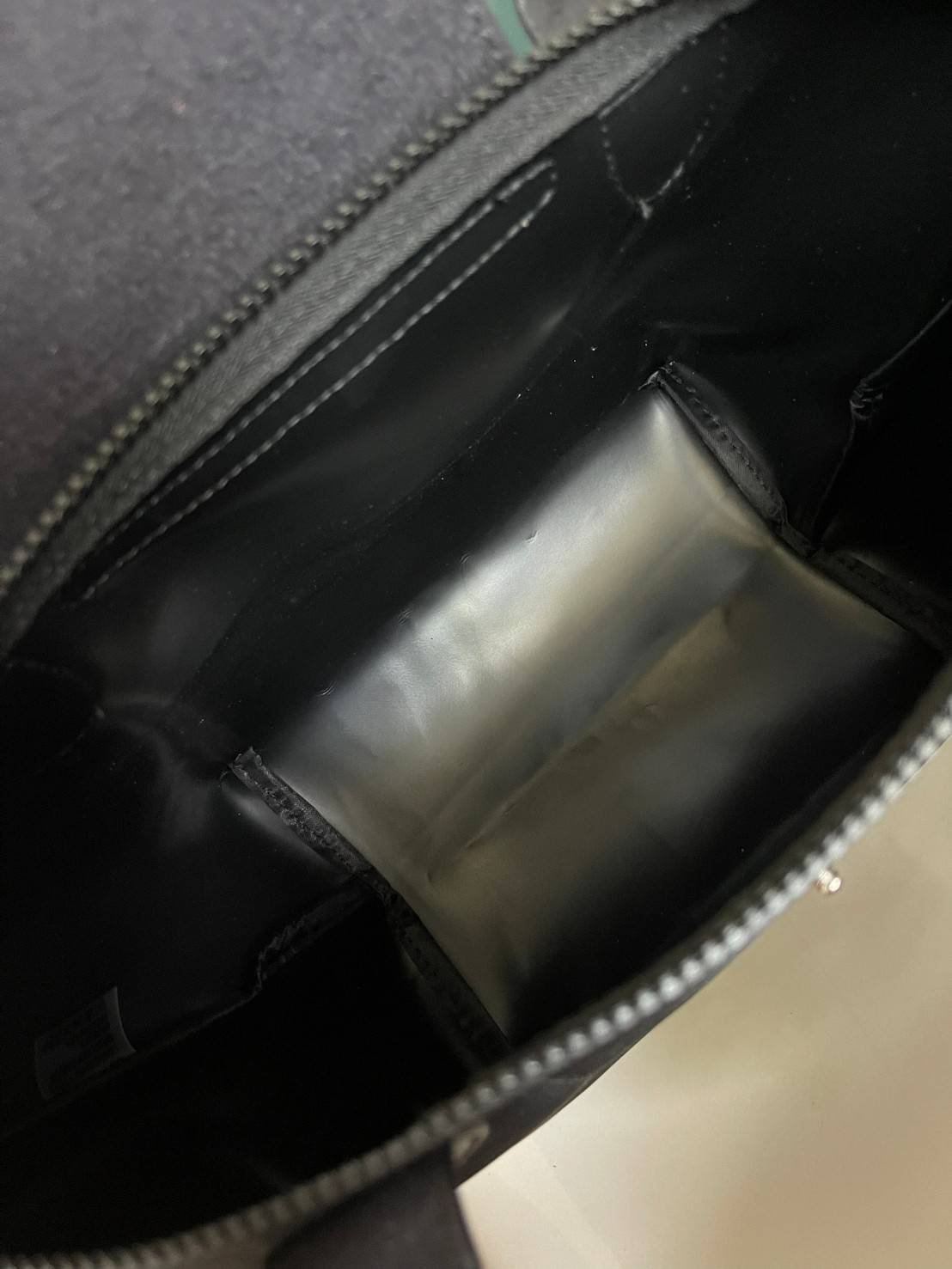 Longchamp Le Pliage Neo Size S มาพบกับกระเป๋ารุ่นยอดนิยม ที่สาวๆ ต้องมีไว้เก็บไว้สักใบ กระเป๋าโท้ทใบนี้ มาพร้อมกับสีที่มีสไตล์เรียบง่าย มีสายสะพายยาวช่วยให้คุณสามารถสะพายไหล่ได้อย่างสบาย ในขณะที่ที่ปิดแบบซิปช่วยให้คุณมั่นใจได้ว่าของด้านในมีความปลอดภัย Le 