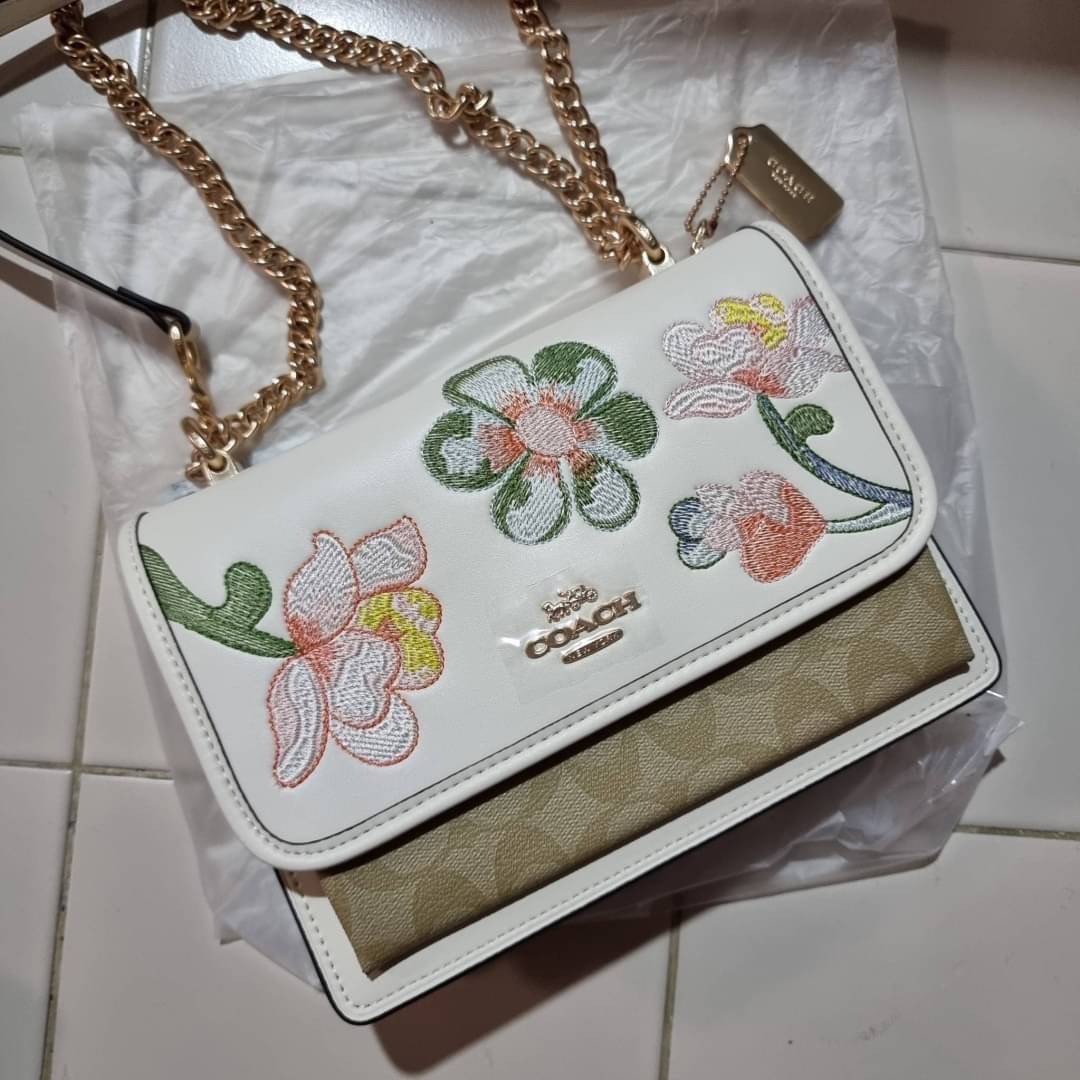 COACH C9230 KLARE CROSSBODY IN SIGNATURE CANVAS WITH FLORAL EMBROIDERY น้องใหม่คอลล่าสุด กับกระเป๋าสะพายข้าง โทนสีละมุนลูกคุณหนู ดีไซน์ปักดอกไม้เพิ่มลูกเล่น ให้ดูแพง วัสดุผนังแคนวาสสลับหนังแท้ สายสะพายโซ่สลับหนัง สะพายยังไงก็ขับผิว เปิด-ปิดด้วยกระดุมแม่เห