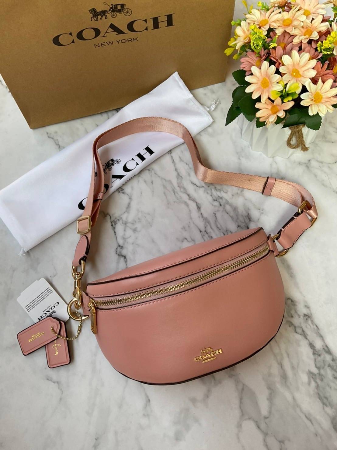 COACH SELENA BELT BAG WITH BUNNY (39315 Pink) / (39316 Black) กระเป๋าสะพาย/คาดอก/คาดเอว รุ่น Limited Edition น่ารักมาก💕 วัสดุหนังแท้ หนังนิ่มอยู่ทรง เปิด-ปิด ด้วยซิป ใส่ Iphone+ กระเป๋าสตางค์ใบสั้น ใส่ของจุกจิกได้ ด้านหลังมีอีก 1 ช่องซิป สายปรับระ