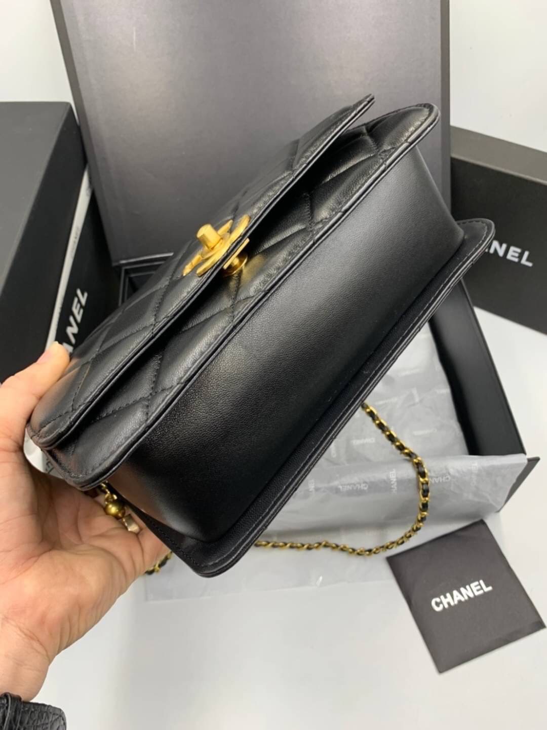หนังแท้ VIP GIFT CHANEL CLASSIC CROSSBODY CHAIN IN BLACK BAG งานหนังแกะสีดำสุดคลาสสิก เรียบหรู มีกิมมิกน่ารักๆ หนังฟูทุกช่องสวยมากๆ อะไหล่สีทอง สวยสุดๆ เลยค่ะ