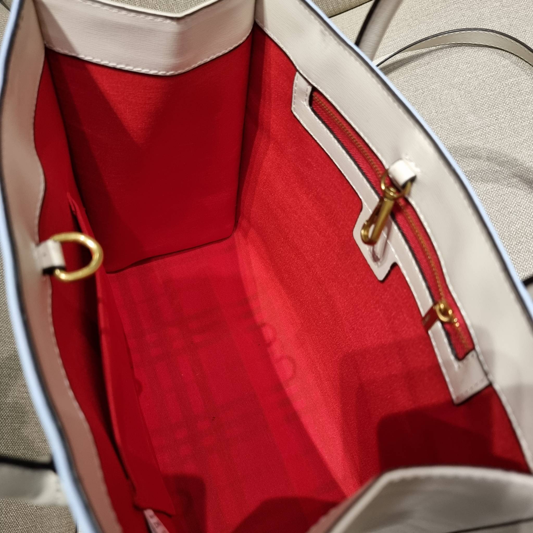 GUCCI TOTE BAG คอลเลคชั่นปีเสืออีกหนึ่ง สวยม้ากก!! กับกระเป๋าทรงโท้ท วีไอพีพรีเมี่ยมกิ๊ฟ ไซส์ใหญ่ โดดเด่นด้วยลวดลายไม่ซ้ำใคร สวยเอกลักษณ์ วัสดุหนังแคนวาส พรินท์ลายเต็มใบ ภายในโล่งกว้างมาก ใส่ของแบบแน่นๆ จุๆไปได้เลย หมดห่วง!! และยังมีสายครอสบอดี้มาให้ จะสะ