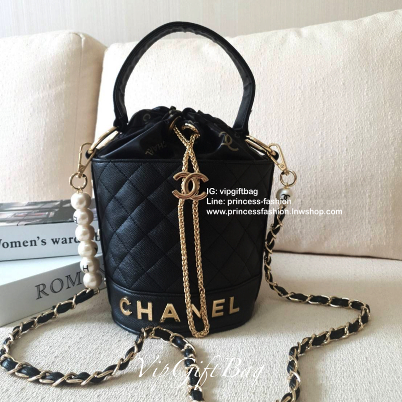 กรี้ดสลบสำหรับรุ่นนี้ งานหรูในราคาสบายกระเป๋ากับ CHANEL VIP GIFT(GWP) ของแท้ 100% จากเคาเตอร์แบรนด์ CHANEL ทรงจีบแบบกลมที่กำลังมาแรง ขนาดกำลังดี วัสดุหนัง CAVIER หูรูดโซ่อะไหล่ทอง ด้านในบุผ้าไนลอนปั้มแบรนด์ ใส่โทรศัพท์ได้ทุกรุ่น พร้อมของจุกจิก มีช่องซิปอี