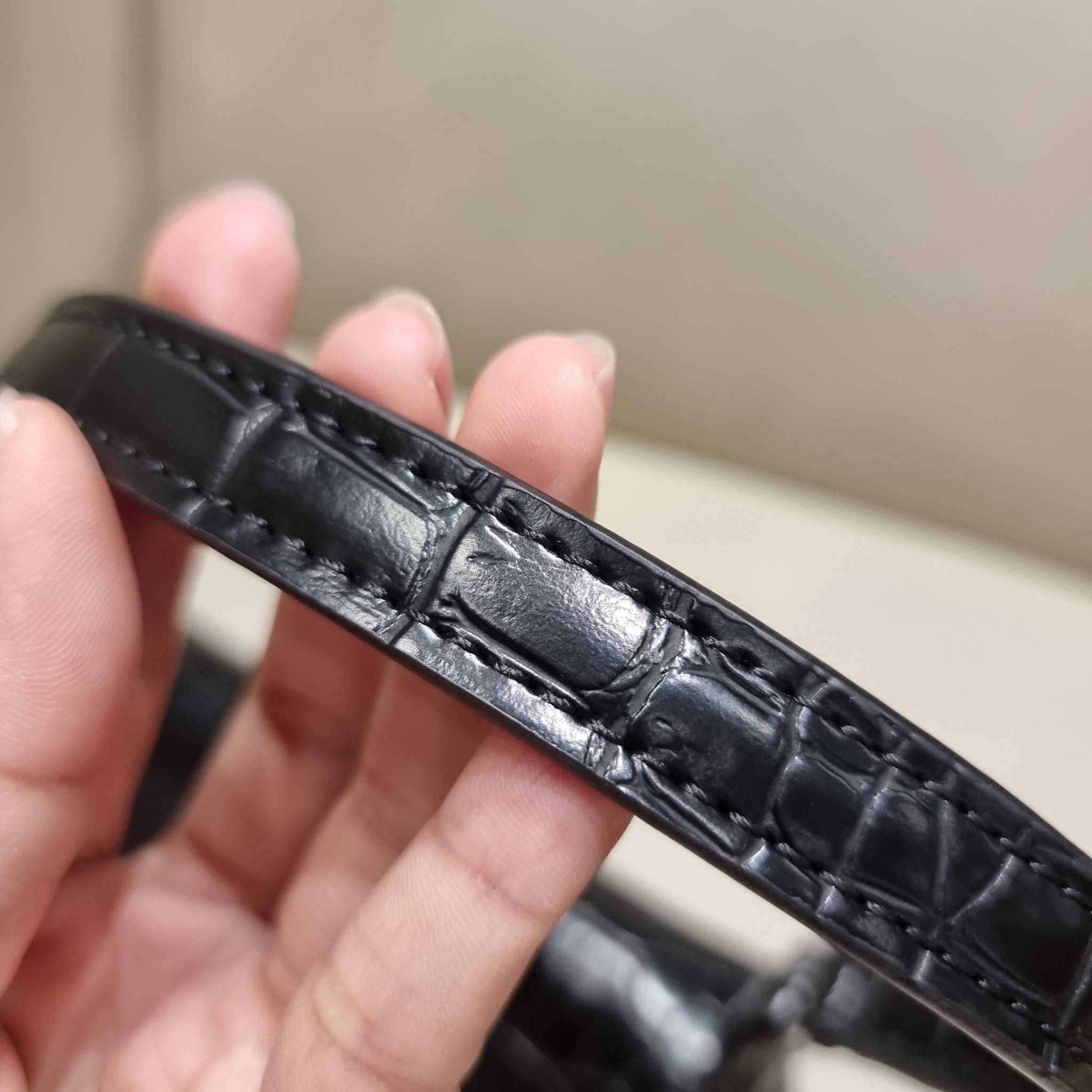 Balenciaga XX small flap bag กระเป๋าสะพายดีไซน์สวยเลิศ!! ไม่ซ้ำ เอกลักษณ์ที่โดดเด่นด้วยรูปทรง และขนาดที่กำลังเหมาะใช้งาน พร้อมดีไปหมด!! วัสดุหนังลายจระเข้ ขึ้นเงาคมชัด เปิด-ปิดด้วยกระดุมแม่เหล็ก ภายในกระเป๋าเป็นช่องโล่ง ใส่ของสำคัญจุกจิกพอได้ พกพาได้แบบไม