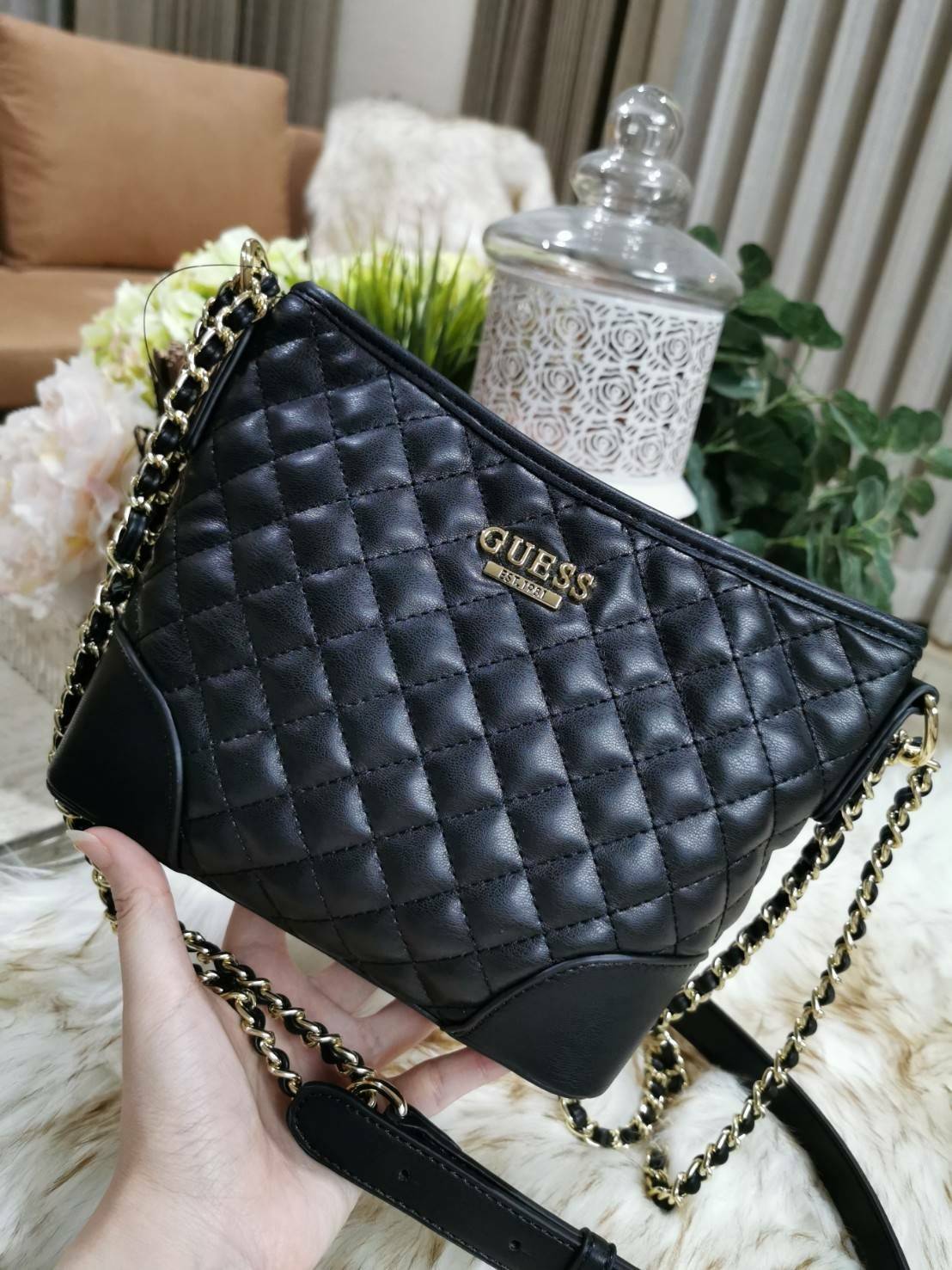 Guess Woman Factory Crossbody Bag กระเป๋าสะพายรุ่นใหม่ดีไซน์สวยหรูคลาสสิคจาก GUESS FACTORY วัสดุหนังเเกะสังเคราะห์เนื้อหนานิ่มลายตาราง เปิดปิดด้วยซิปสะดวกใช้ ด้านหน้ามีโลโก้ ภายในมีโลโก้ช่องใส่ของ และช่องซิป ใส่กระเป๋าสตางค์ใบยาว ของใช้ได้จุ มาพร้อมสายสะพ