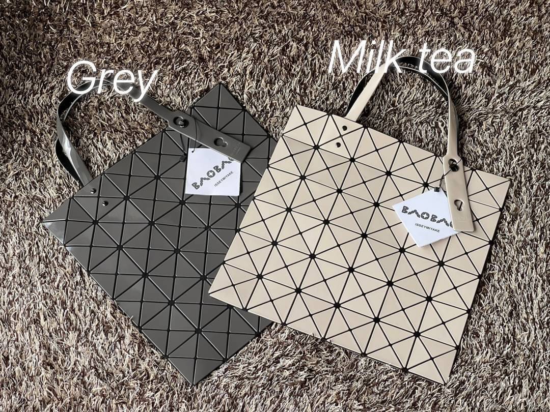 Baobao Issey Miyake 6x6 กระเป๋า Tote รุ่นนี้ถือว่าเป็นกระเป๋า Tote ไซส์กลางที่เหมาะกับการพกพาสิ่งของที่จำเป็นในทุก ๆ วัน มาพร้อมสายที่สามารถปรับได้ทั้งสองสาย และมีช่องใส่ของช่องเล็กด้านใน 1 ช่อง จุของได้เยอะแถมยังทนทาน ใช้เป็น Everyday Bag ได้เลยคะ พกพาสะ