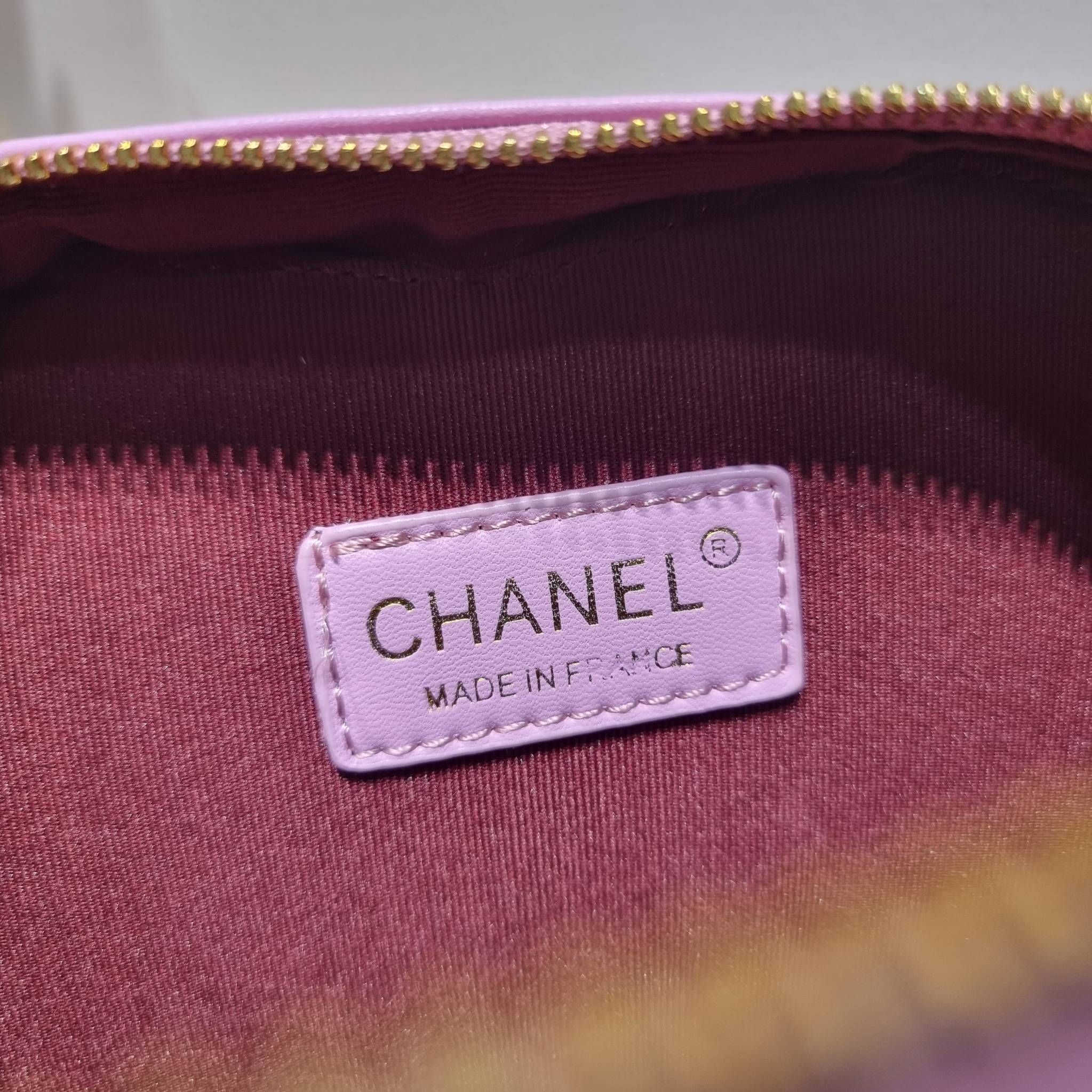 CHANEL Heart Bag Lambskin & Gold-Tone Meta สวยมาก มงลงมาก!! กระเป๋าสะพายสุดคิ้วท์ ที่ดีไซน์รูปทรงหัวใจไม่ซ้ำใคร น่ารักทุกสี น่าใช้ไปเลยแม่!! วัสดุหนังแกะฟอกสี เปิด-ปิดด้วยซิป ด้านหน้ามีช่องเก็บของจุกจิก ภายในเป็นช่องโล่ง ใส่มือถือ ใส่กระเป๋าสตางค์สั้นได้ 