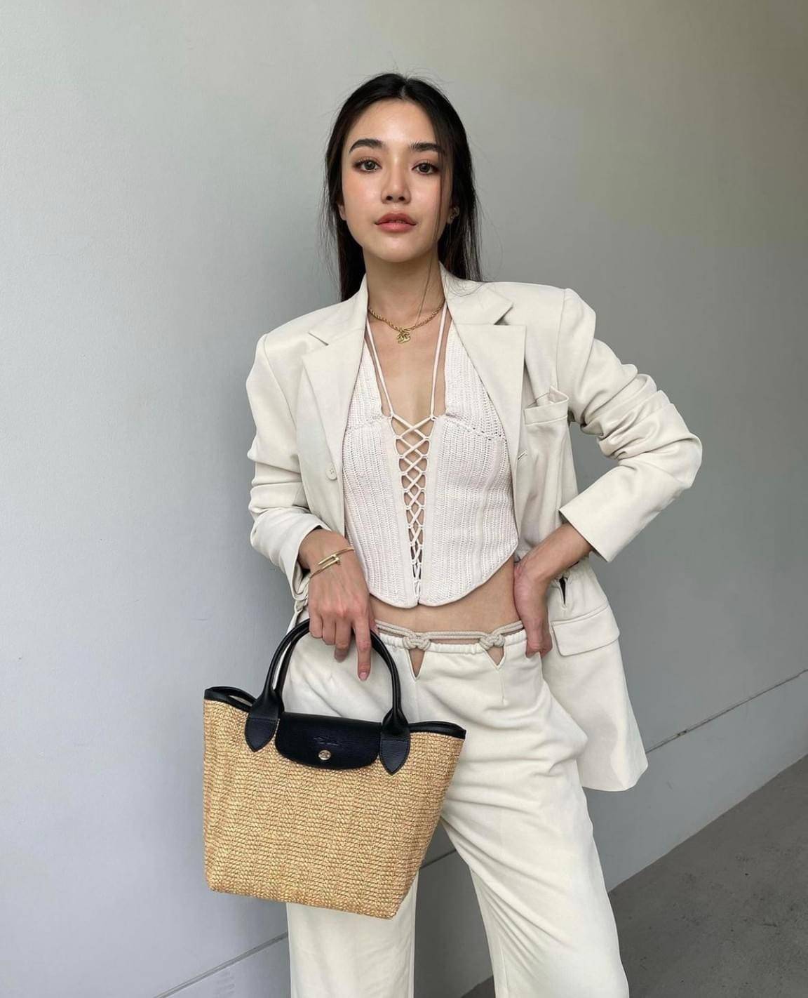 LONGCHAMP LE PLIAGE COLLECTION PAILLE TOP HANDLE BAG มี 3 ขนาด XS/S/M กระเป๋าถือหรือสะพาย งานสาน raffia ปากกระเป๋าตัดด้วยหนังสีดำ ลุคช์สุดเท่ของเหล่า Celebrities กับกระเป๋าปิคนิกสุดฮิตจาก Longchamp อย่าง Le Pliage Paille (เลอ ปลิยาจ ไพล์) ถือเป็นกระเป๋าที