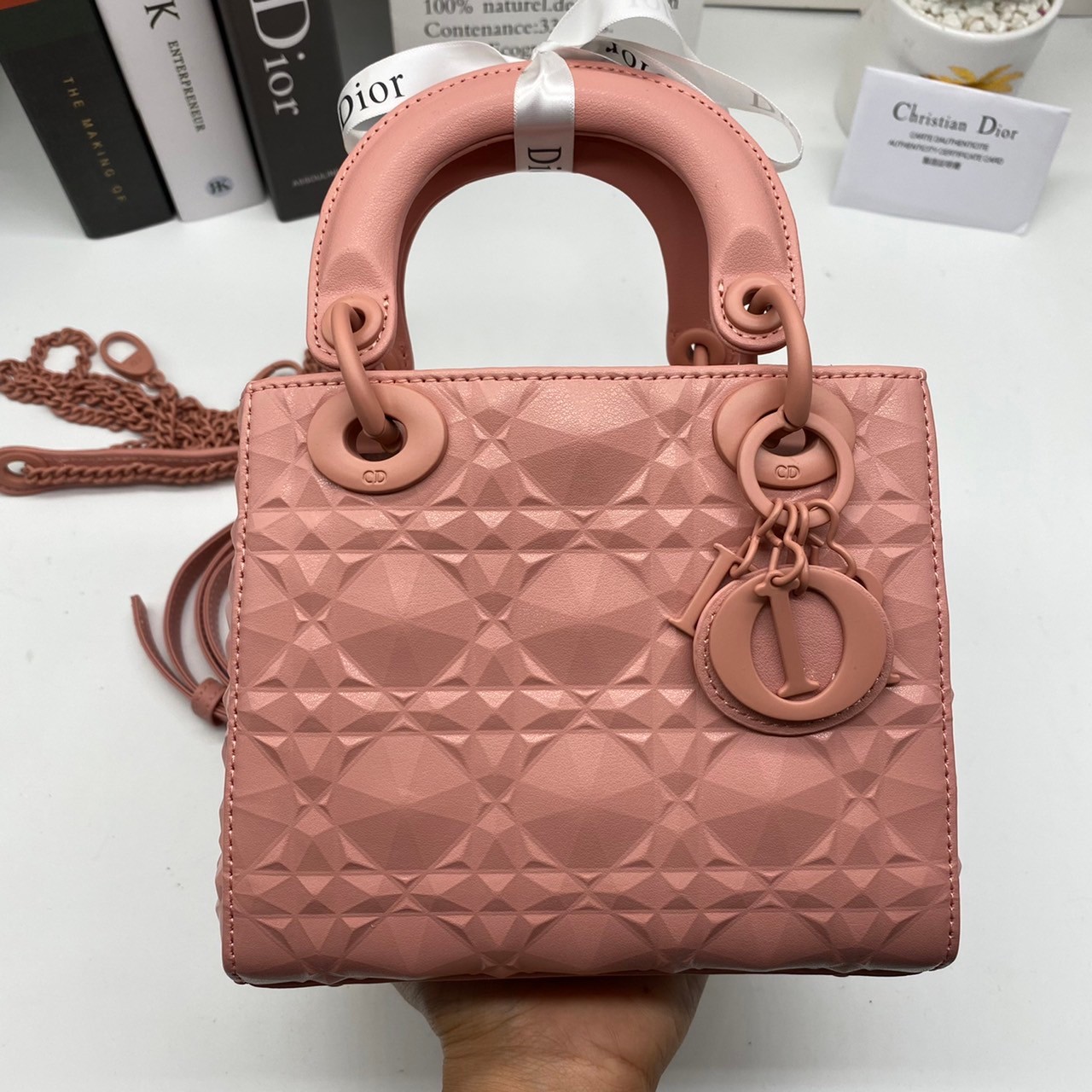 หนังแท้ DIOR LADY BAG 17cm ไซส์เล็กขนาดกำลังน่ารักเลยค่ะ งานออริหนังแท้ทั้งใบปั้มลายรุ่นใหม่ล่าสุด ความสง่างามอีกหนึ่งรุ่นของ Dior รูปทรงสีเหลียม ขนาดกระทัดรัด ตั้งอยู่ทรง ฐานกระเป๋าแข็งแรง มีหมุดรองฐาน ดีไซน์ที่มีเอกลักษณ์เฉพาะตัว ด้านหน้าตกแต่งด้วยตัวอั