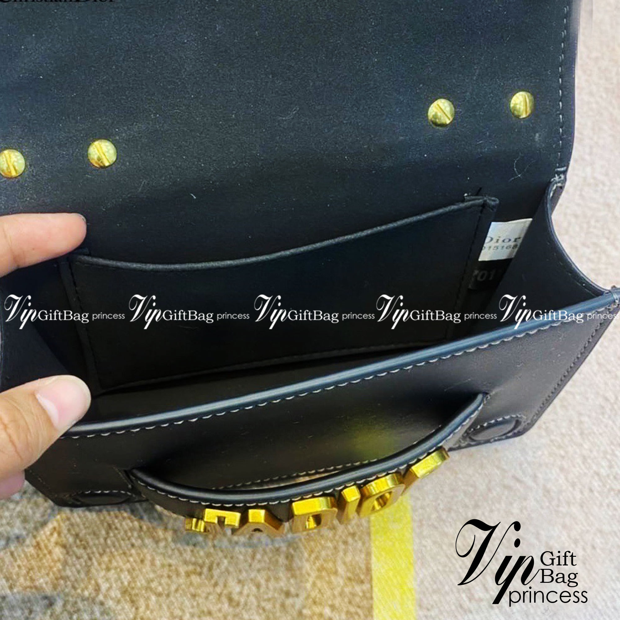 DIOR J'adior Flap Bag กระเป๋าสะพายดิออร์ ทรงกล่องเปิดหน้า แต่งอะไหล่ทอง มาพร้อมสายสะพายยาวครอสบอดี้หรือดึงขึ้นสะพายข้างได้ค่ะ งานชนชอป ใช้ได้ Everyday Look พร้อมส่งที่ไทย