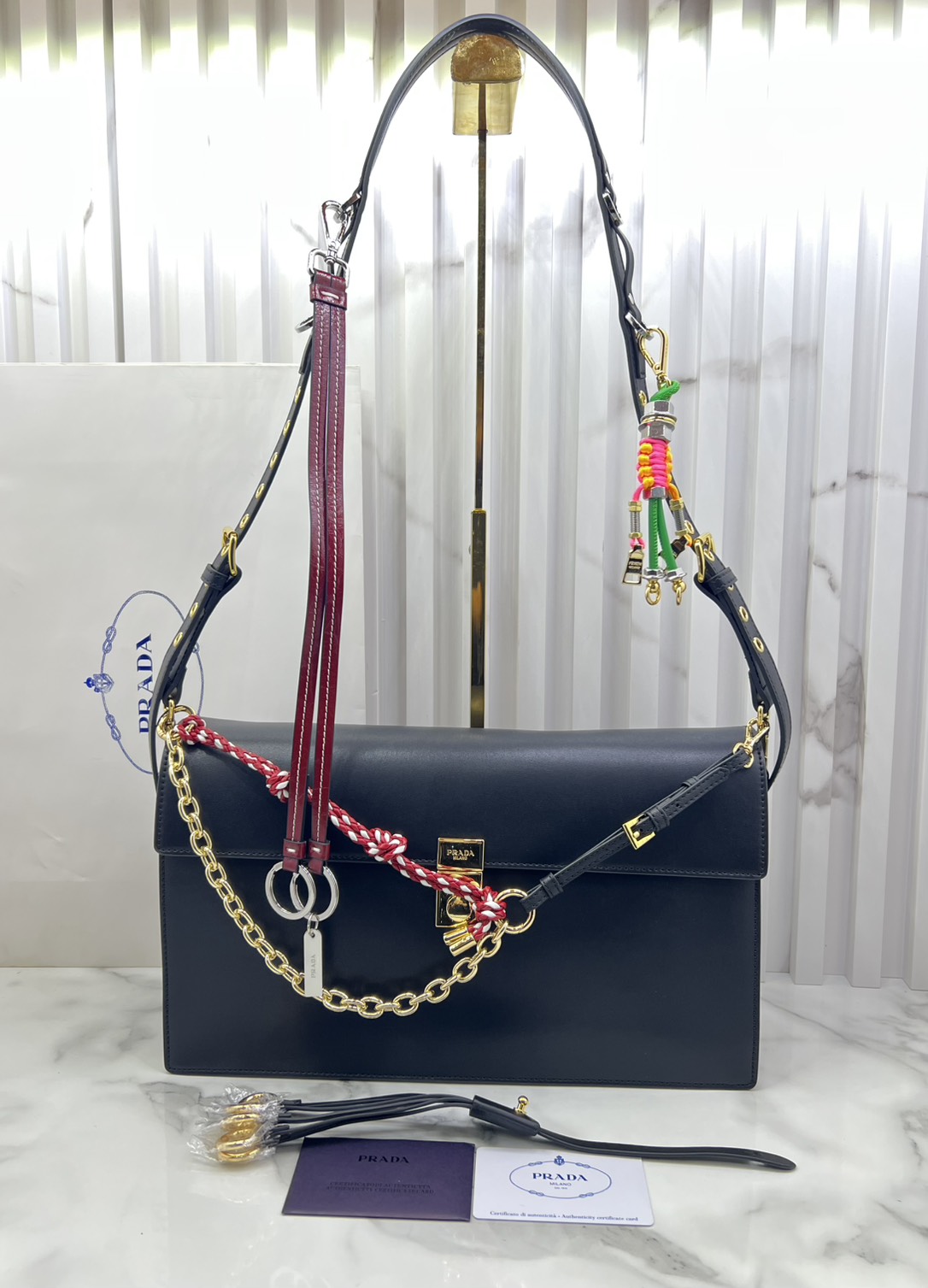 ORI หนังแท้ | 35cm Prada Soft Sound large leather shoulder bag with charms กระเป๋าสะพายทรงกล่องใบใหญ่ รุ่นใหม่ล่าสุด มาแรงแบบเกินต้าน ด้วยดีไซน์เรียบ แต่มีกิมมิคเท่ห์ๆ ที่สายและพวงห้อยหลากสีสุดคิวท์