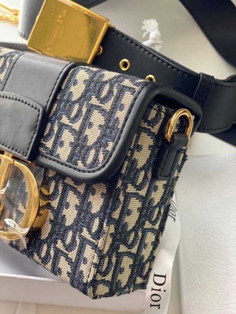 17cm CHRISTIAN DIOR 30 MONTAIGNE BAG ไอเท็มหายาก!! Best seller!! ยกให้น้องเลย!! กระเป๋าทรงกะทัดรัด มี 2 ขนาด ดีไซน์เรียบหรูในความเป็นเอกลักษณ์ ใช้งานง่าย สะดวก ใช้งานได้ทุกโอกาส แนะนำเป็น everyday bag ติดตัวไว้เลยจ้าสาวๆ