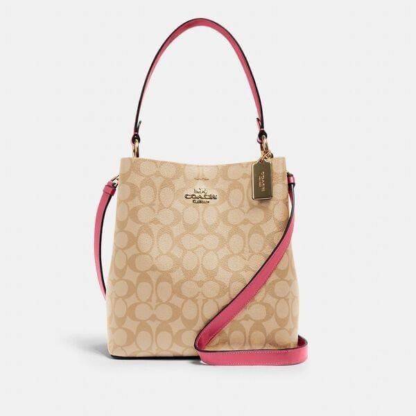 COACH 2312 SMALL TOWN BUCKET BAG IN SIGNATURE CANVAS รุ่นยอดนิยมใบเล็กมาครบสีแล้วจ้า กระเป๋าทรงบัคเก็ต สีผู้ดี๊ผู้ดี ตัวกระเป๋าดีไซน์คลาสสิคลายซี ดูโดดเด่น วัสดุหนังแคนวาสเคลือบลาย สวยคมทุกมุมจริงๆ!! เปิด-ปิดด้วยกระดุมแม่เหล็กทั้ง 2 ฝั่ง ภายในเป็นช่องโล่ง