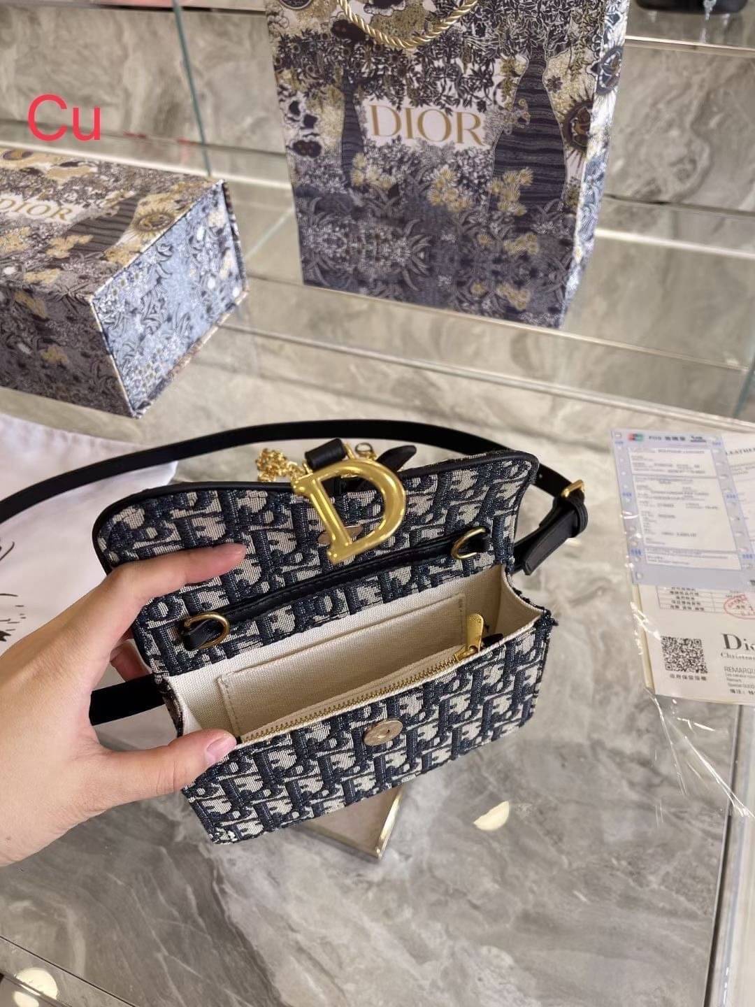 DIOR Small Saddle Pouch Belt with Chain กระเป๋าทรงพอช พร้อมสายสะพายหนังและสายโซ่ ปรับใช้งานได้ทั้งคาดอก/คาดเอว/หรือสะพายไหล่ได้ สายถอดได้ ถือเป็นพอชเก๋ๆ