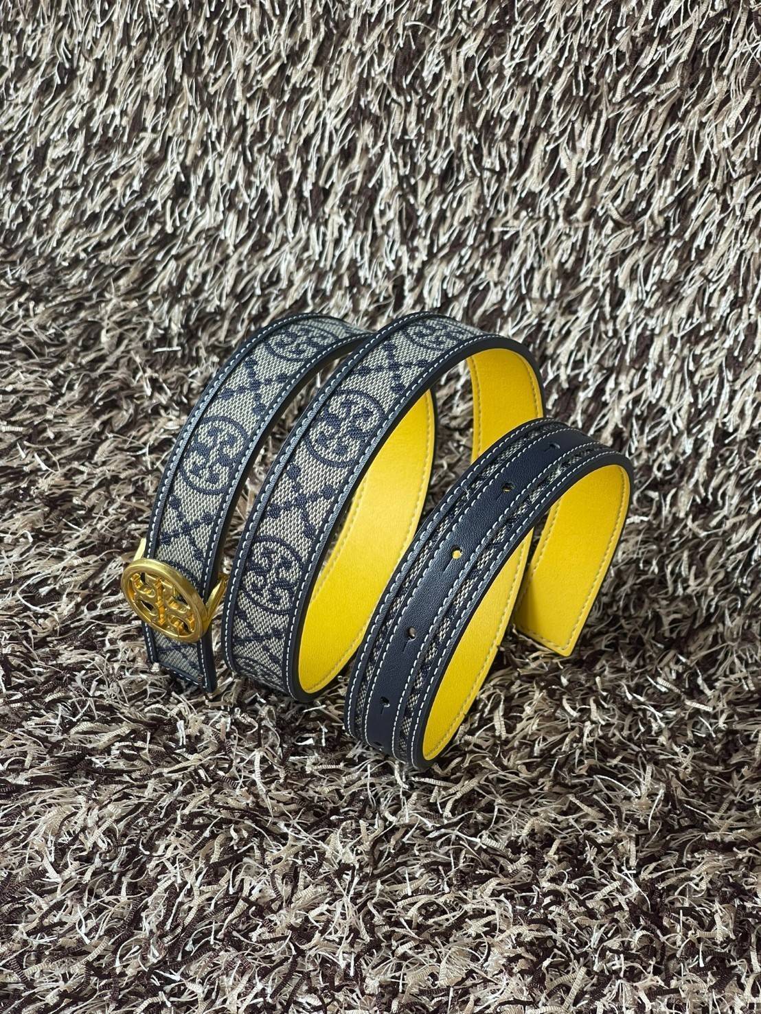 Tory burch t monogram jacquard belt เมื่อพูดถึงแบรนด์ระดับ Hi-end แล้วจะพลาดไม่ได้เลยกับแบรนด์ Tory Burch ที่ครองใจสายแฟชั่นมาโดยตลอด กับหัวเข็มขัดสัญลักษณ์ Double T ที่ได้รับความนิยมสูง มีการดีไซน์หัวเข็มขัดเป็นทองเหลืองเพื่อให้มีความโดดเด่นมากขึ้น ลวดลา