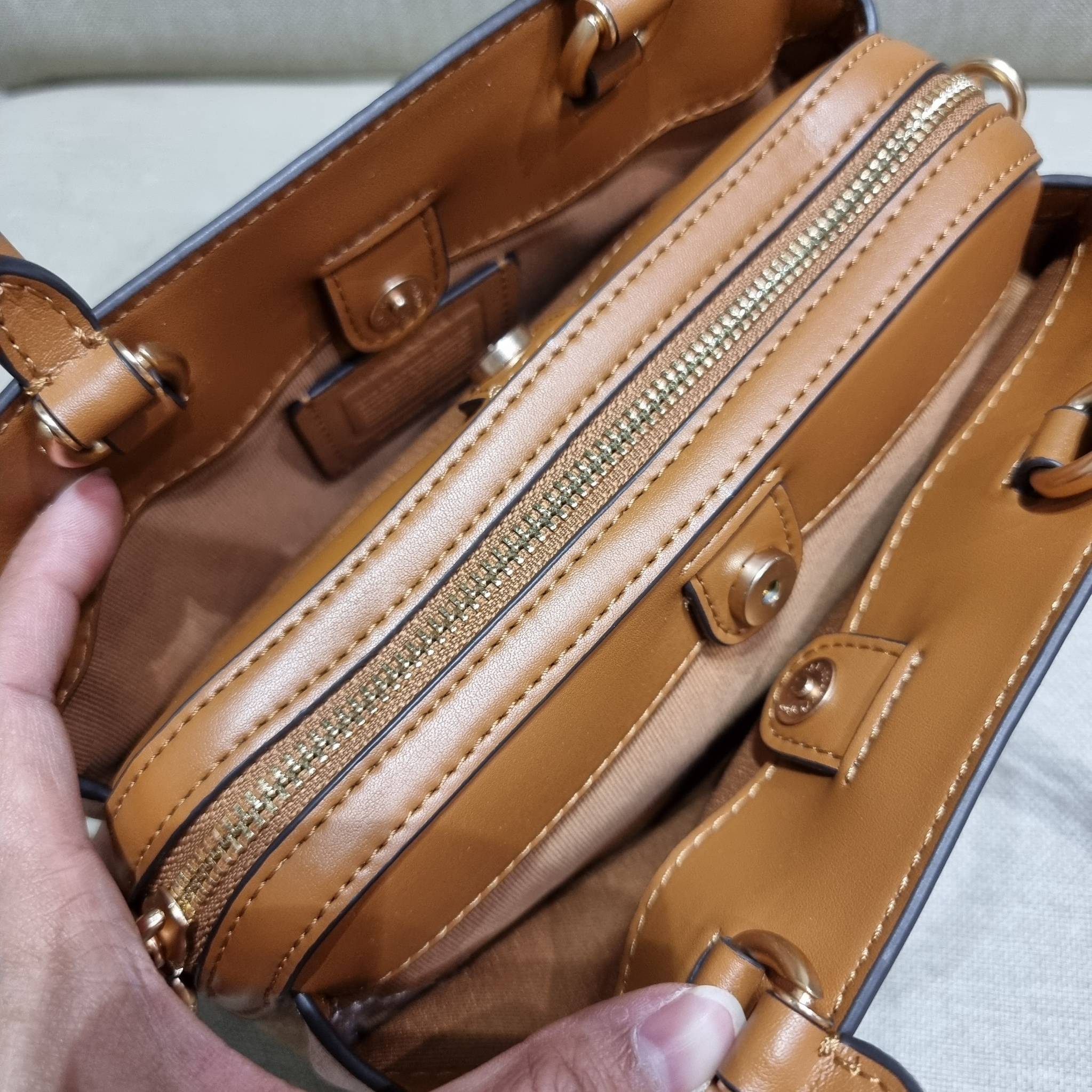 COACH C627 MINI LILLIE CARRYALL IN BLOCKED SIGNATURE CANVAS สีใหม่ล่าสุด กับรุ่นที่สุดของความขายดี คอลยอดฮิตโทนสีลูกคุณ!! กระเป๋าสะพายทรงสวย ที่ดีไซน์ออกมาให้ใช้งานง่าย สะดวก สวย หรู ดูดี!! วัสดุหนังแคนวาสเคลือบลาย มาพร้อมสายสะพายข้างและหูจับในตัว ถอดออกถ