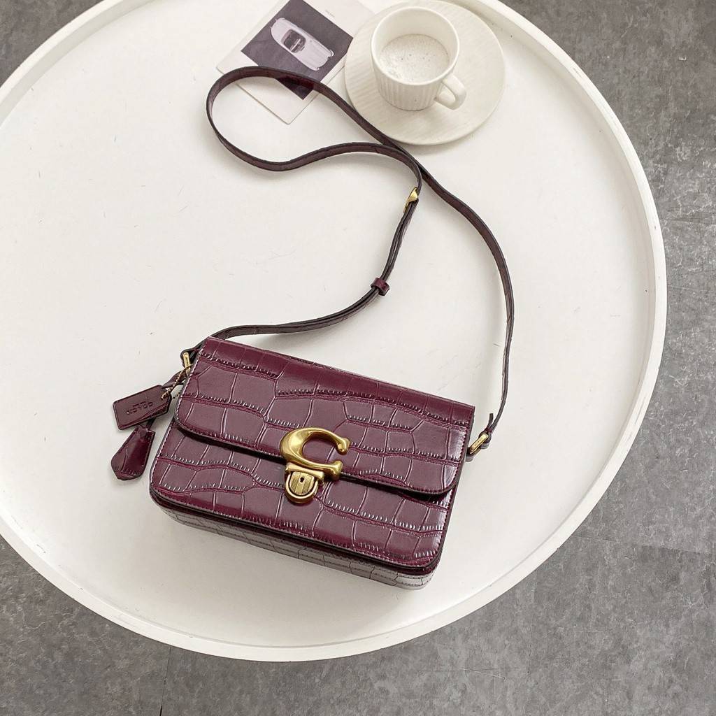 OUTLET 】COACH STUDIO SHOULDER BAG IN SIGNATURE CANVAS (C6639 C6640) สีใหม่รับความเฮง กับคอลเลคชั่นใหม่สุดอีกหนึ่ง!! มาแบบเลิศๆหรูๆมากแม่ กระเป๋าสะพายข้างลุคไฮน์ ที่ดีไซน์ออกมาได้ปัง และดูแพงมากๆ ด้วยดีเทลคลาสสิคผสานความเป็นเอกลักษณ์ เรียบง่ายแต่แฝงความมีด