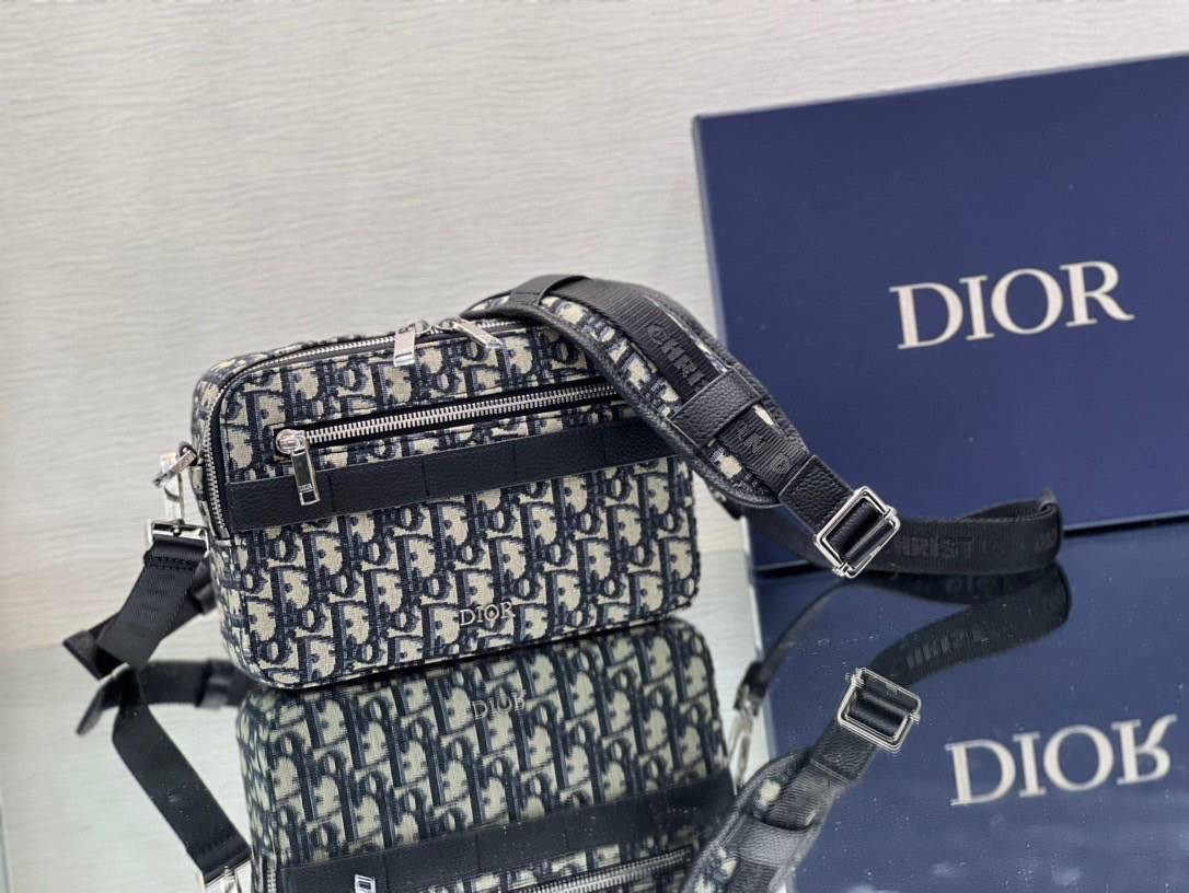 หนังแท้ DIOR SAFARI MESSENGER BAG / Dior crossbody Beige and Black Dior Oblique Jacquard พร้อมส่งที่ไทย งานหนังแท้และผ้าแจ็คการ์ดเกรดออริจินอล ภาพสินค้าถ่ายจากงานขายจริง ใช้งานต่างประเทศได้