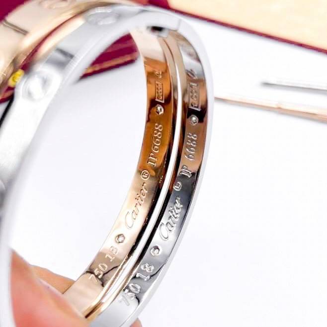Cartier Love Bracelet, 4 diamonds กำไลข้อมือ Size 17 ภาพถ่ายจากงานจริง เกรดออริจินิล วัสดุคุณภาพดี ไม่ลอกไม่ดำ กล่องใหญ่ตามแบบ งานปั้มครบตามรูปเลยค่ะ