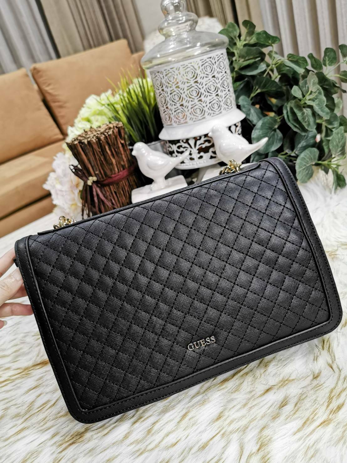 GUESS CROSSBODY BAG กระเป๋าสะพายรุ่นใหม่ล่าสุดทรงเหลี่ยมหนังสวยเดินเส้นลายตารางอยู่ทรงด้านหน้าประดับโลโก้ GUESS อะไหล่ทอง เปิดปิดด้วยฝาปิดกระดุมแม่เหล็ก ภายในมีฌลโก้และช่องซิป กว้างและจุใส่กระเป๋าสตางค์ใบยาว ของจุกจิกได้เยอะ สายสะพายโซ่ตมีที่รองบ่าจะเลื่อ