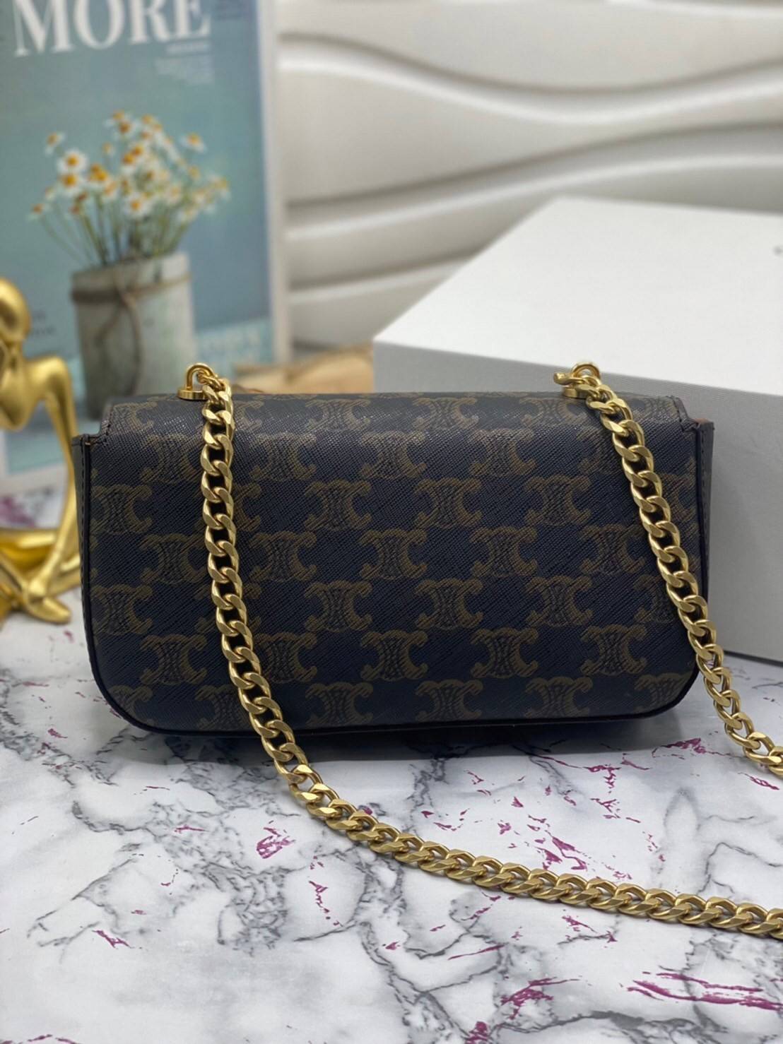 หนังแท้ CELINE CHAIN SHOULDER BAG / CELINE TRIOMPHE พร้อมส่งที่ไทย กระเป๋าเรียบหรูและดูทันสมัย ให้คุณเลือกสะพายในชีวิตประจำวันเข้ากับการแต่งตัวสบาย ๆ หรือจะสะพายออกงานปาร์ตี้สังสรรค์ก็ช่วยให้คุณดูโดดเด่น มีรูปทรงที่ดูแข็งแรงจึงไม่เสียรูปทรงแม้ใส่ของจำนวนม