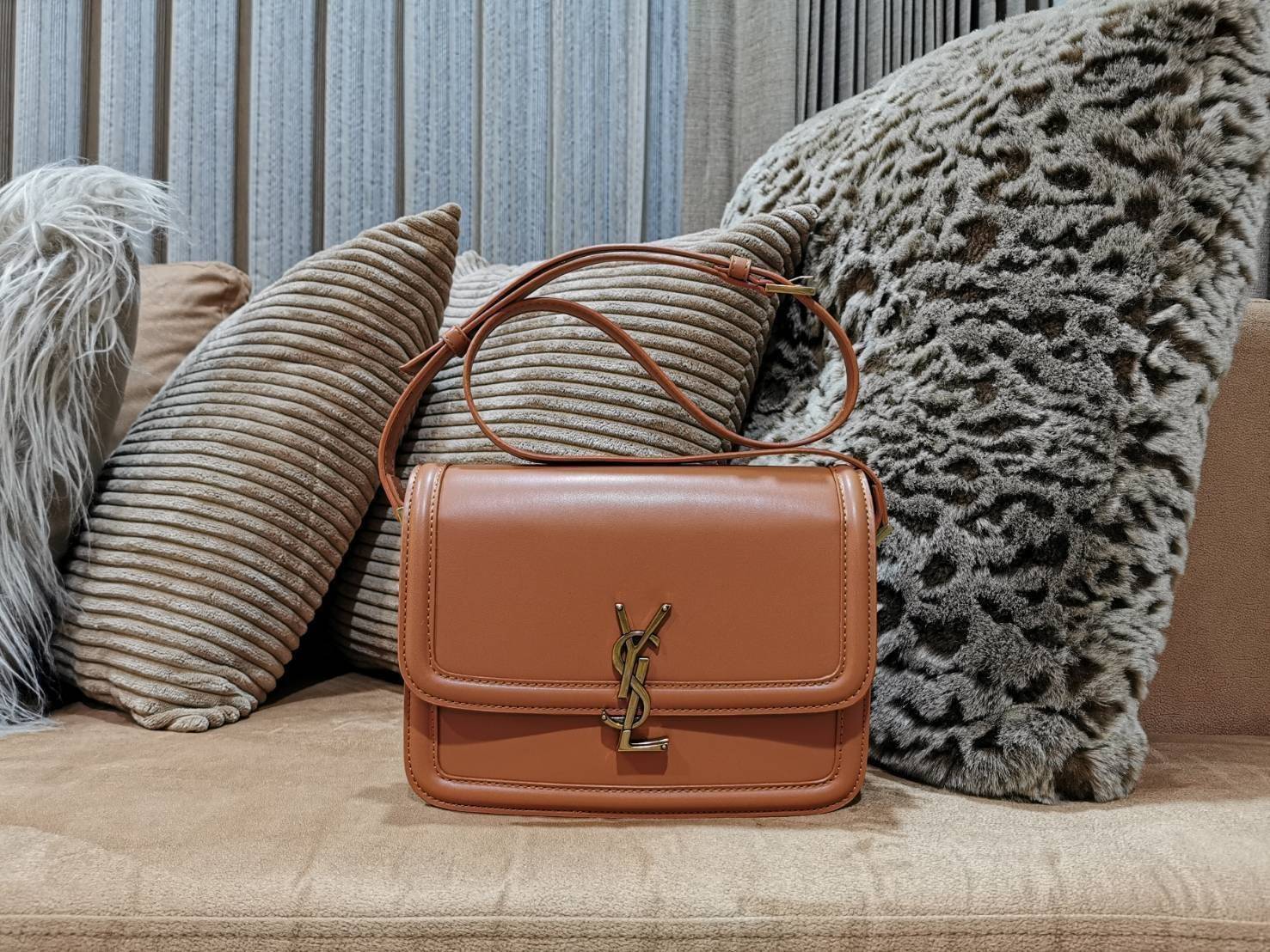 VIP 】YVES SAINT LAURENT BAG VIP GIFT WITH PURCHASE (GWP) Must Have! พร้อมส่งความสวย..items หายาก! พรีเมี่ยมกิ้ฟ Limited จาก YSL DUTY FREE COUNTER วัสดุหนังแท้ Calf skin ทรงสี่เหลี่ยมหนังสวยหรูอยู่ทรงเปิดปิดด้วยฝาปิดโลโก้แบรนด์อะไหล่ทอง ภายในโล่งมีLogo มีช