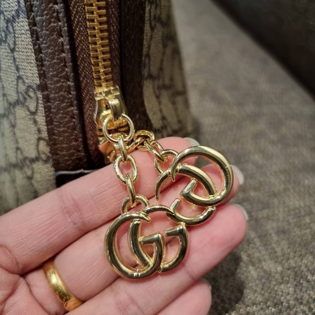 GC CLASSIC SATCHEL BAG กระเป๋าถือ/สะพายทรงโดม รุ่นหายาก สวยคลาสสิค แถมฟรี!! โบว์ผ้าลายแบรนด์ สำหรับตกแต่งหูกระเป๋า ผูกเป็นโบว์ หรือพันถนอมหูกระเป๋าก็เพิ่มดีเทลความหรูได้ วัสดุหนังแคนวาส ดีไซน์แถบคาดโดดเด่น เปิด-ปิดกระเป๋าด้วยซิป หัวซิปตัว G อะไหล่สีทอง เล