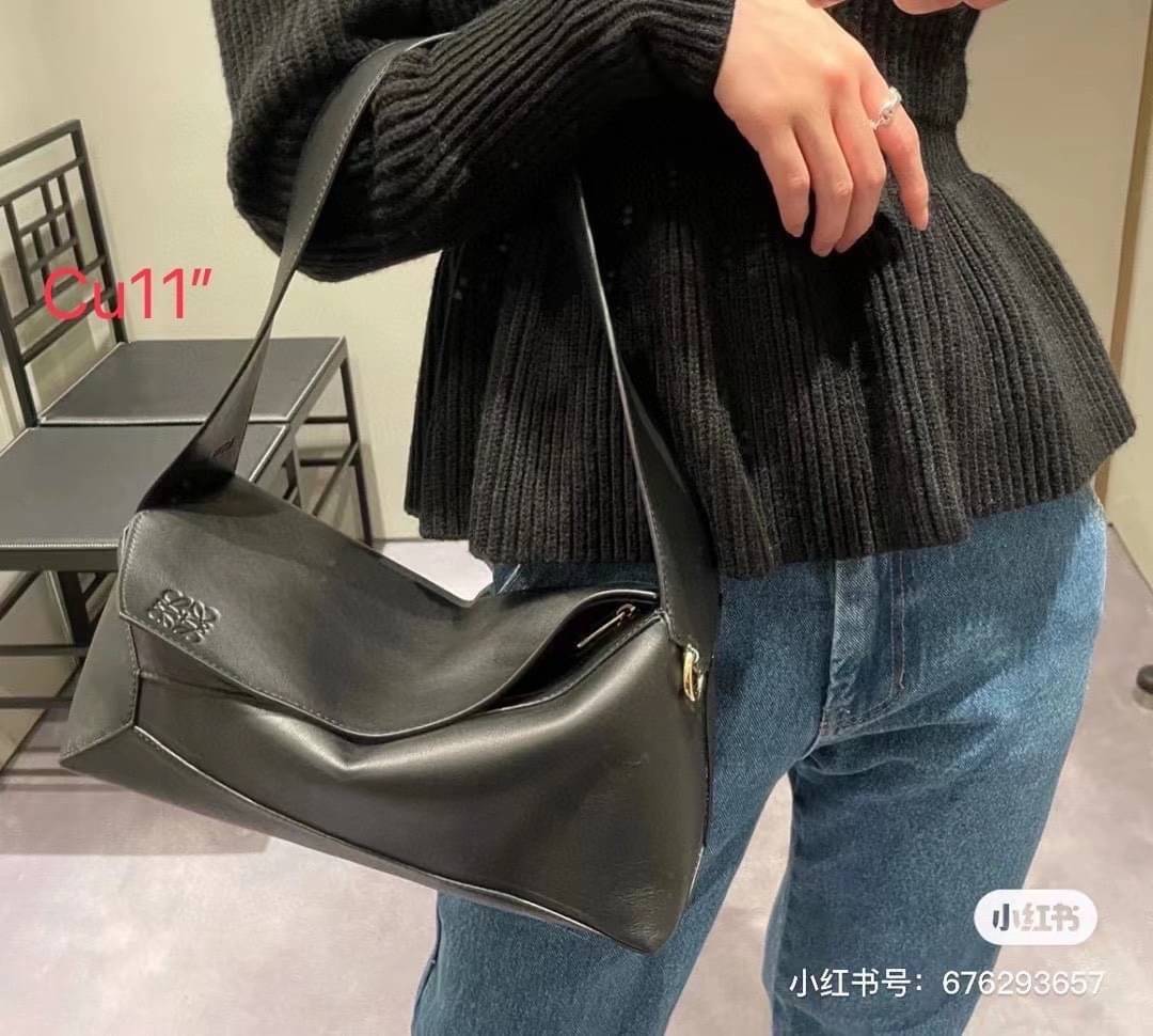 LOEWE Puzzle Hobo bag in nappa calfskin กระเป๋าสะพายไหล่มีความพิเศษในหลายด้าน ไม่ว่าจะเป็นรูปทรงที่แปลกใหม่ มินิมอลด้วยโลโก้อนาแกรมแบบประทับ ดูหรู เป็นกระเป๋า Unisex ที่ไม่ว่าคุณจะเป็นผู้หญิงหรือผู้ชายก็ใช้งานได้