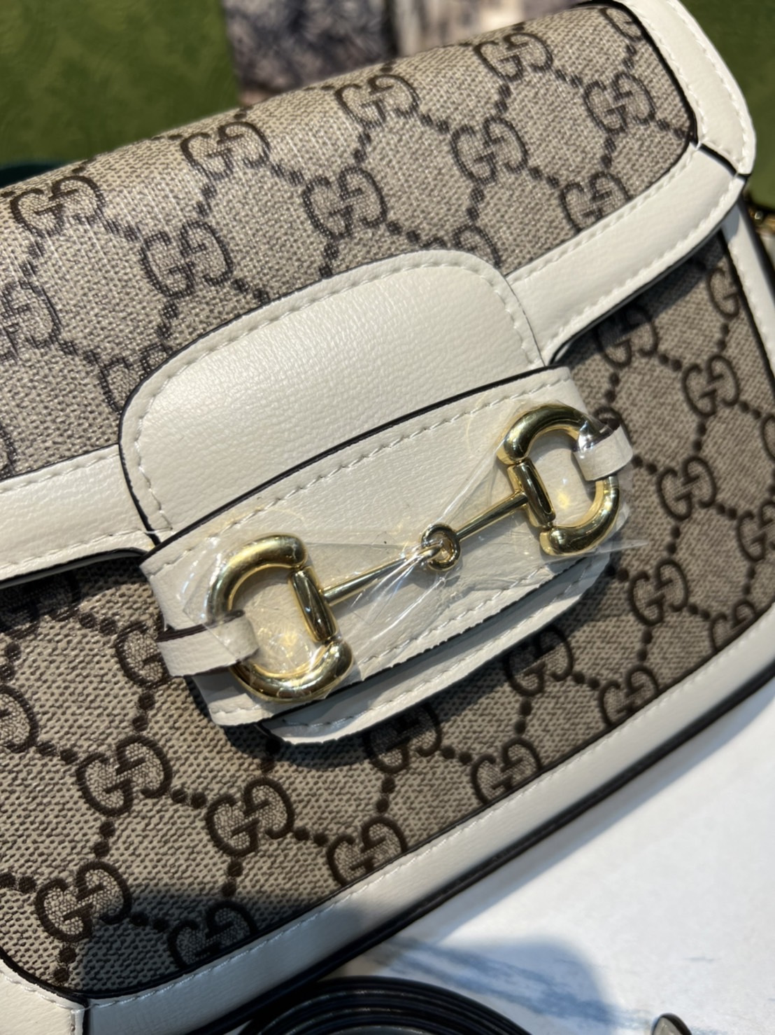 หนังแท้ GUCCI Horsebit 1955 mini bag GG Supreme canvas ที่สุดของรุ่นที่ฮอตหนักมาก คอลเลคชั่นที่ยอดขายดีตั้งแต่วันแรกที่ลง shop ด้วยรูปทรงที่กะทัดรัด ตอบโจทย์ได้ทุกลุค ทุกไลฟ์สไตล์ ใช้งานได้ง่ายคล่องตัว เรียกได้ว่าใครไม่มีได้ยังไง สวยขนาดนี้!!