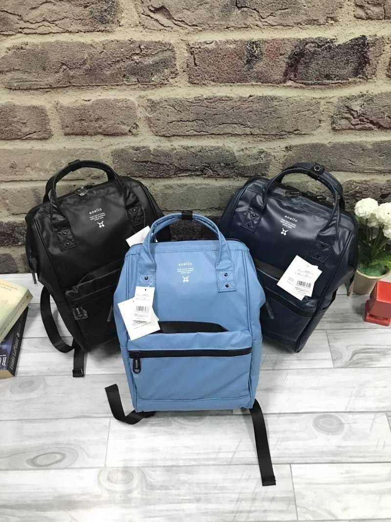 ANELLO WATER RESISTANCE “ Limited Edition “ คอลเลคชั่นใหม่ล่าสุดของรุ่นที่ขายดีติดอันดับ ผลิตจาก Polyester PVC 100%กันน้ำกันฝน ออกแบบกระทั่งช่องซิปไม่ต้องกลัวน้ำซึมผ่าน มีช่องใส่ PC Holder แบ่งช่องใส่ของเป็นสัดส่วน และเป็นระเบียบ ฟังก์ชั่นการใช้งานยังครบเ