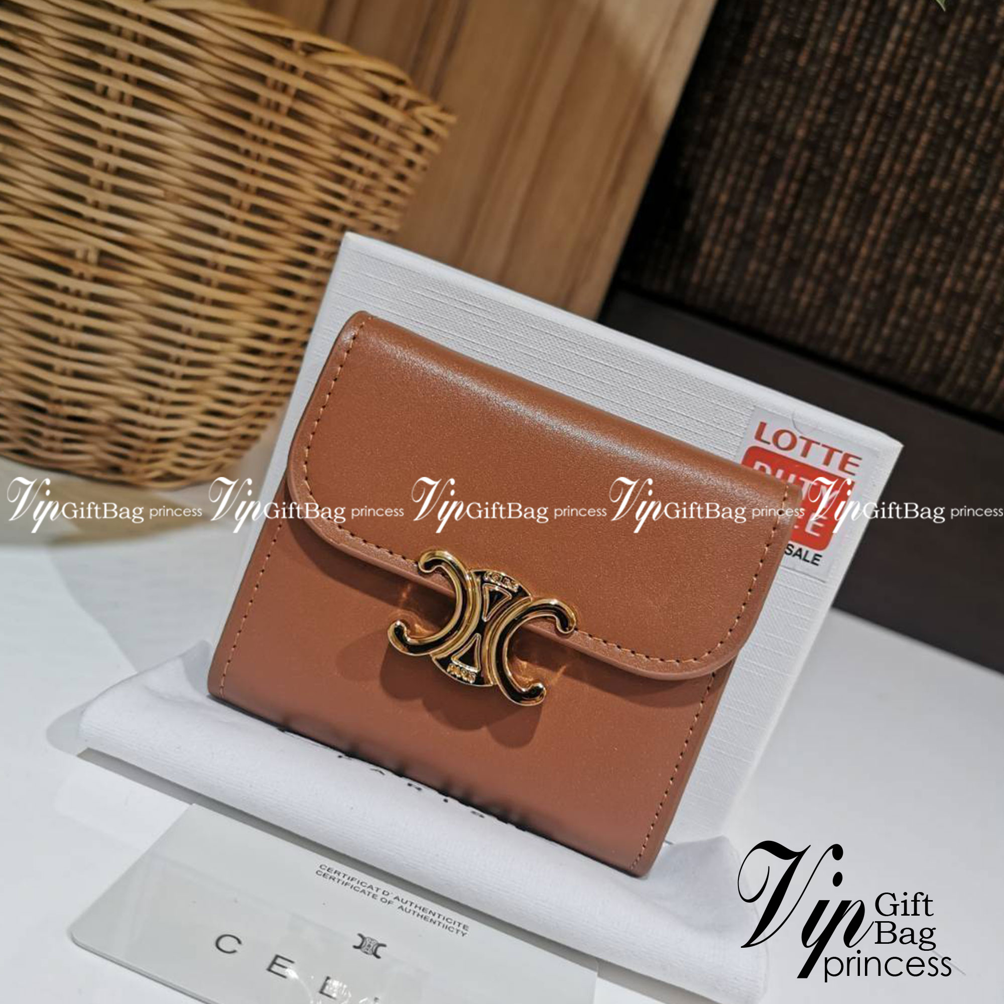 CELINE SHORT WALLET VIP กระเป๋าสตางค์ซีลีน หนังเรียบสวยอยู่ทรงมีโลโก้ด้านหน้าเปิดปิดด้วยฝาพับกระดุม ภายในมีช่องแบ่งหลายช่อง มีช่องใส่บัตรหลายช่อง ช่องใส่เหรียญ ช่องใส่ธนบัตร ใส่แบงก์พันได้เหมือนกระเป๋าสตางค์ยาวไอเท็มแนะนำ ล๊อตพิเศษ!! แถมสายโซ่สามารถสะพายไ