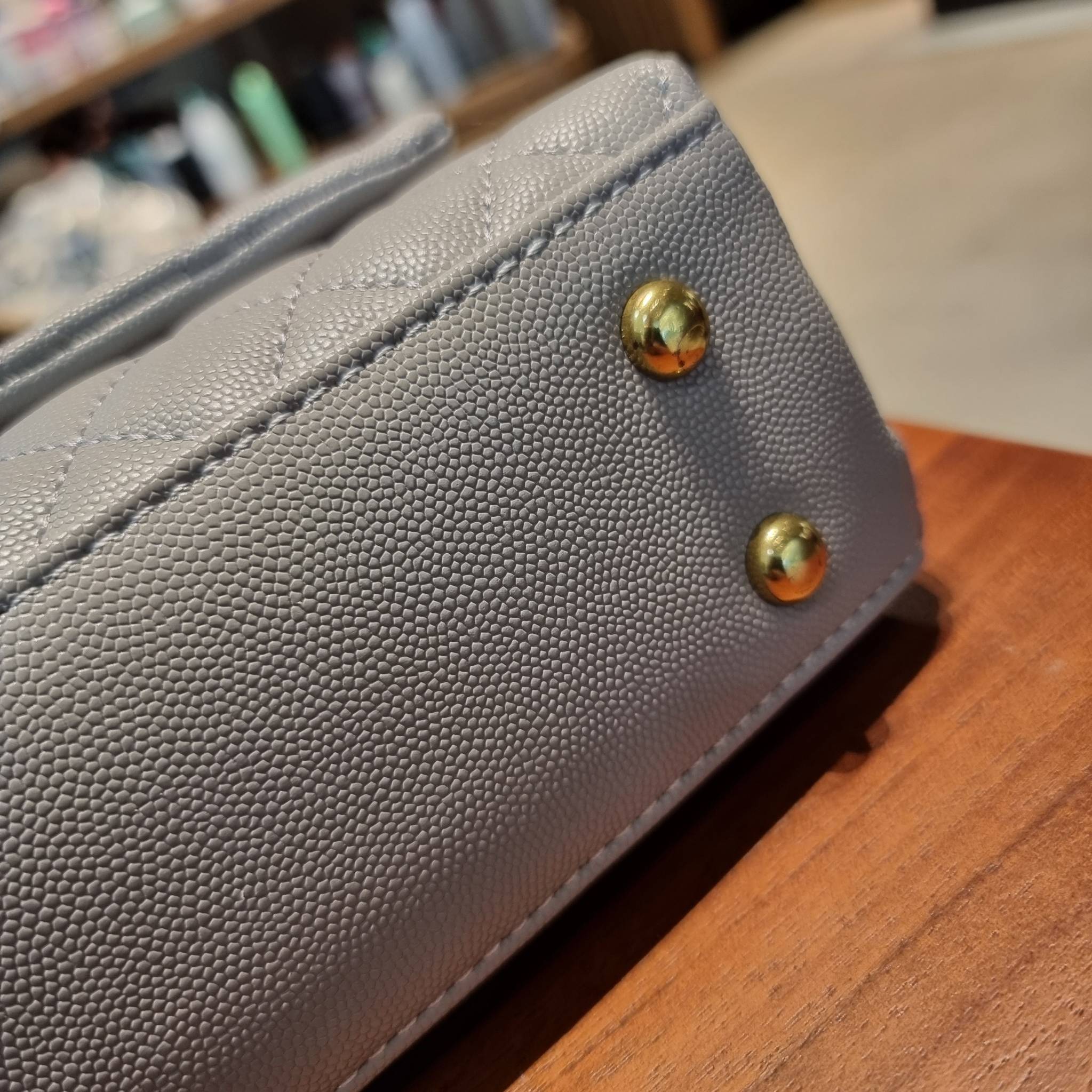 VIP 】รุ่นยอดฮิตตลอดกาล ไซส์กำลังสวย!! จากแบรนด์ Chanel กระเป๋าถือ/สะพาย หนังลายคาเวียร์ โลโก้เด่นชัด เปิด-ปิดกระเป๋าด้วยตัวบิดล็อค อะไหล่สีทองหรู ทรงสวยผู้ดี ภายในกระเป๋ามีช่องโล่งกว้างจุของได้พอสมควร มีช่องซิปแบ่งสัดส่วน ด้านหลังมีช่องเก็บของจุกจิกอีก 1 