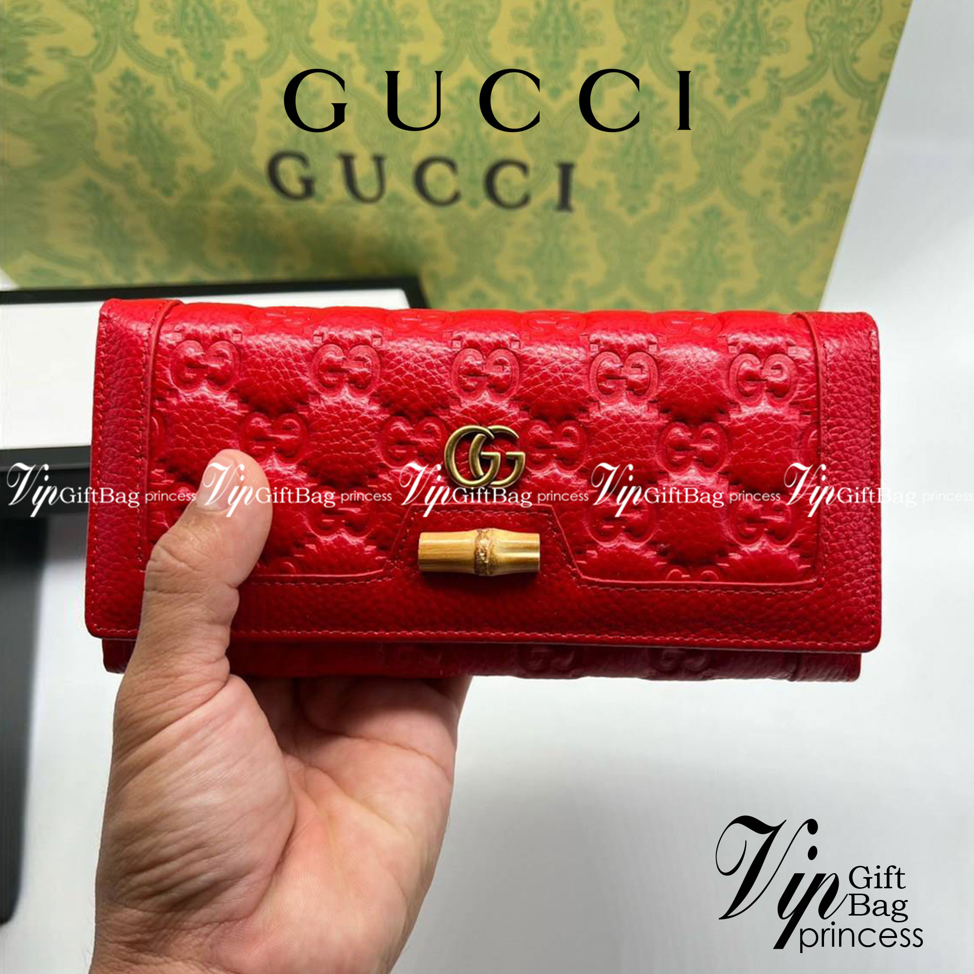 GUCCI LONG WALLET / GUCCI WALLET กระเป๋าสตางค์ใบยาว งานหนังแท้ ผสมผสานความสง่างามและคลาสสิกที่เข้ากับยุคสมัย ด้านหน้าโดดเด่นด้วยซิกเนเจอร์แบรนด์ เป็นอีกหนึ่งรุ่นที่ดาราเชเลปใช้กันเยอะมาก พร้อมส่งที่ไทย ภาพสินค้าถ่ายจากงานขายจริง ใช้งานต่างประเทศได้ค่ะ