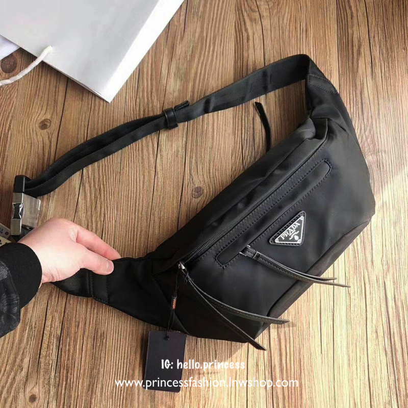 PREMIUM GIFT จากแบรนด์ PRADA ทรงคาดอก เหมาะกับสายStreet มากๆค่ะ ทรงสาย จุของได้เยอะ ไม่ซ้ำใครแน่นอนคะ ด้านหน้ามีช่องซิปแยก อะไหล่สีเงิน ภายในมีป้ายโลหะโลโก้แบรนด์ ใส่กระเป๋าตัง มือถือ บัตร ได้สบายคะ ผู้ชายใช้ได้ ผู้หญิงใช้ดีคะ รุ่นนี้ คอนเฟริม เลยค้าาาา
