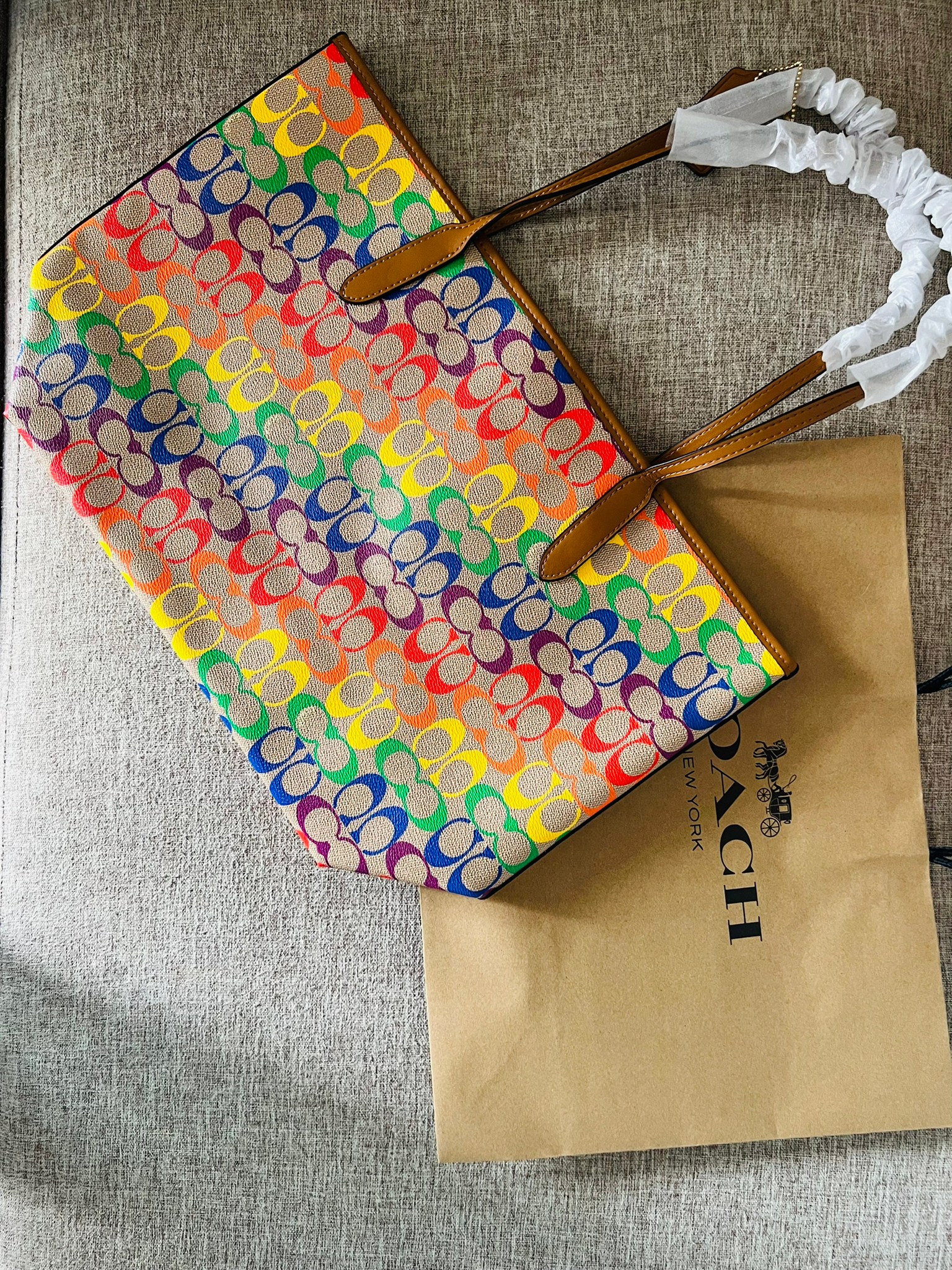 COACH CITY TOTE IN RAINBOW SIGNATURE CANVAS C4181 กระเป๋าสะพายข้างทรงโท้ทใบใหญ่ หนังลาย C สกรีนลายโค้ช รุ่นนี้ ปากกระเป๋าไม่มีชิป มีกระดุม แม่เหล็ก ด้านในมีช่องซิปไว้ใส่กระเป๋าเงินได้คะ เป็น รุ่นยอดนิยมคะ จุของได้เยอะมาก