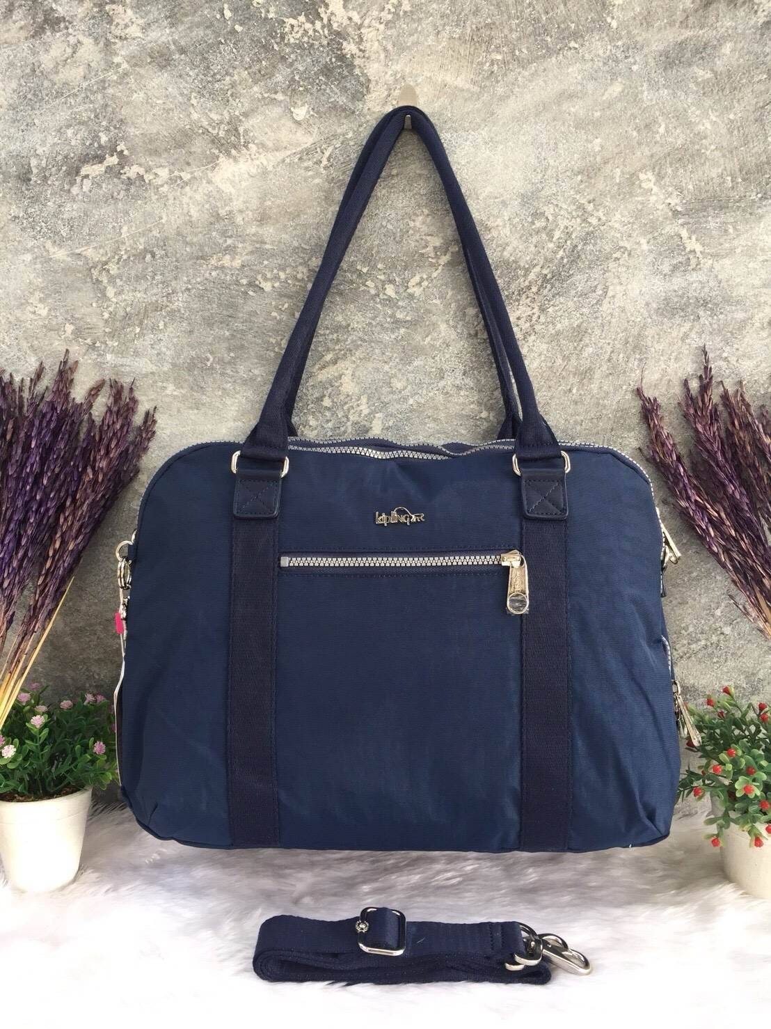 KIPLING K10210 NEAT LAPTOP BAG กระเป๋า messenger bag กระเป๋าถือและสะพาย เหมาะกับ working women เพราะสามารถถือไปทำงานได้ทุกวัน ใส่โน้ตบุ้คได้ค่ะ ใบนี้ หูยาวสามารถสะพายไหล่ได้ แถมยังมีสายยาวมาให้ด้วยค่ะ ทำให้สะดวกต่อการถือมากๆ เปิดปิดด้วยซิป โดยแบ่งเป็น 3 ช